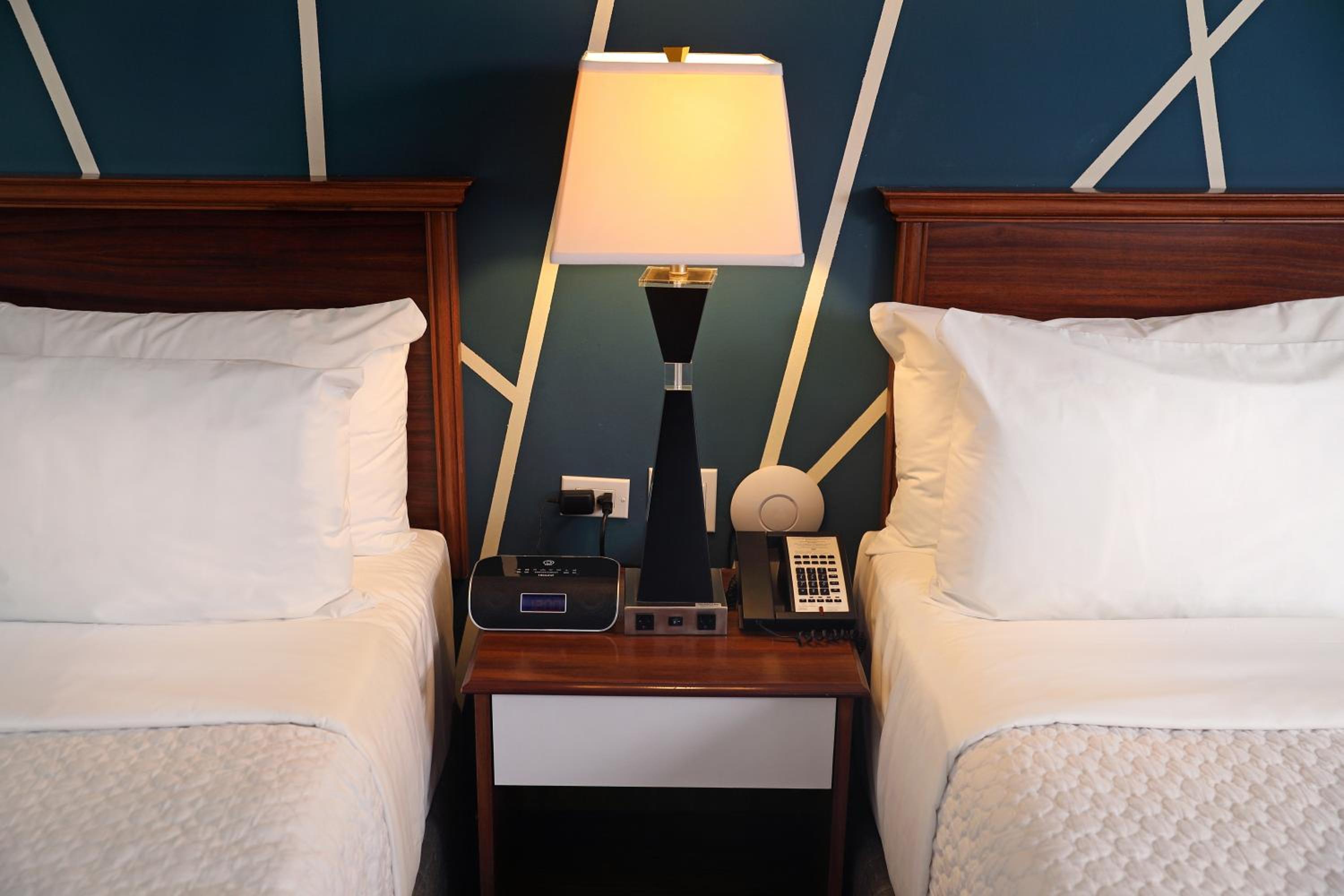 Standard Queen Room with Two Queen Beds and Balcony - Photo 3