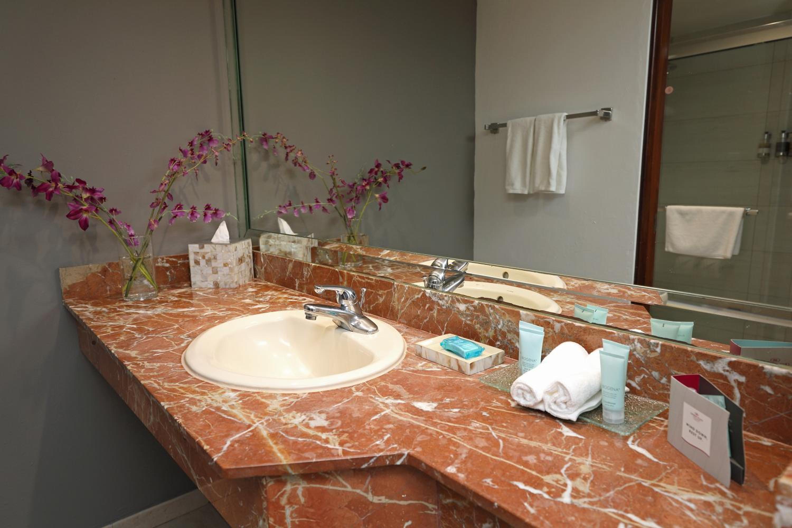 Standard King Room - Photo 4