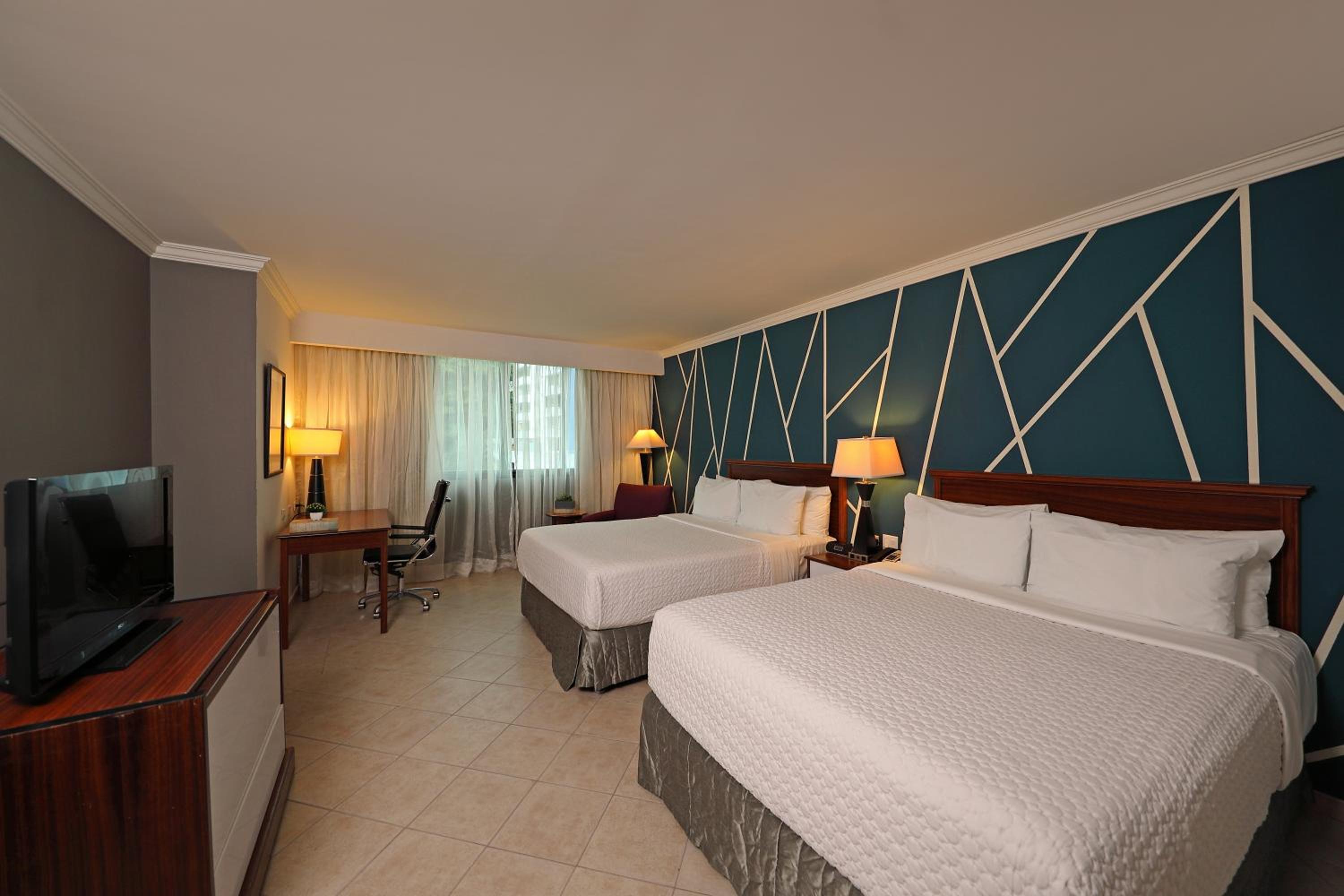 Standard Room with Two Queen Beds - Photo 7