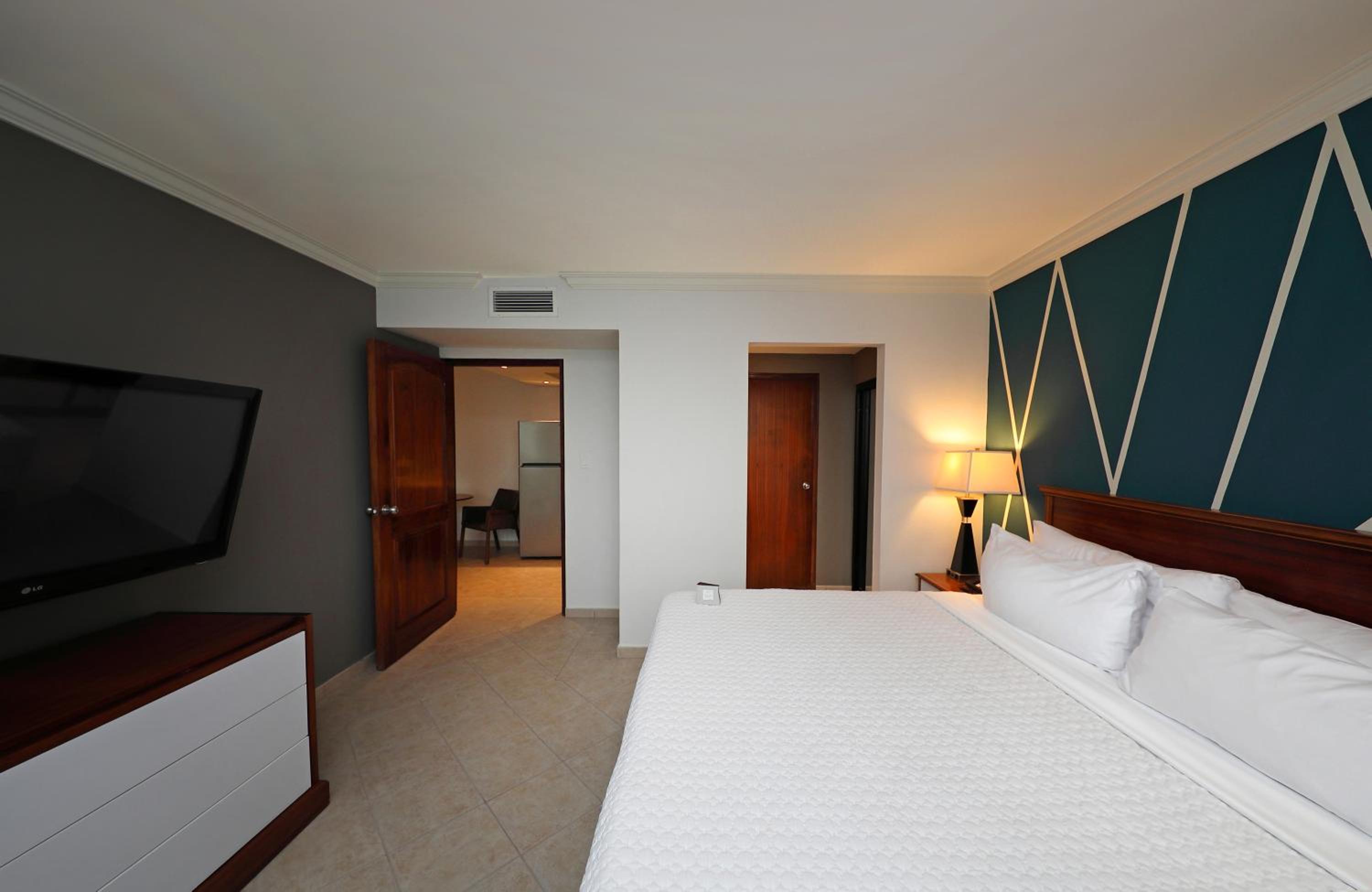 One-Bedroom King Suite - Photo 6
