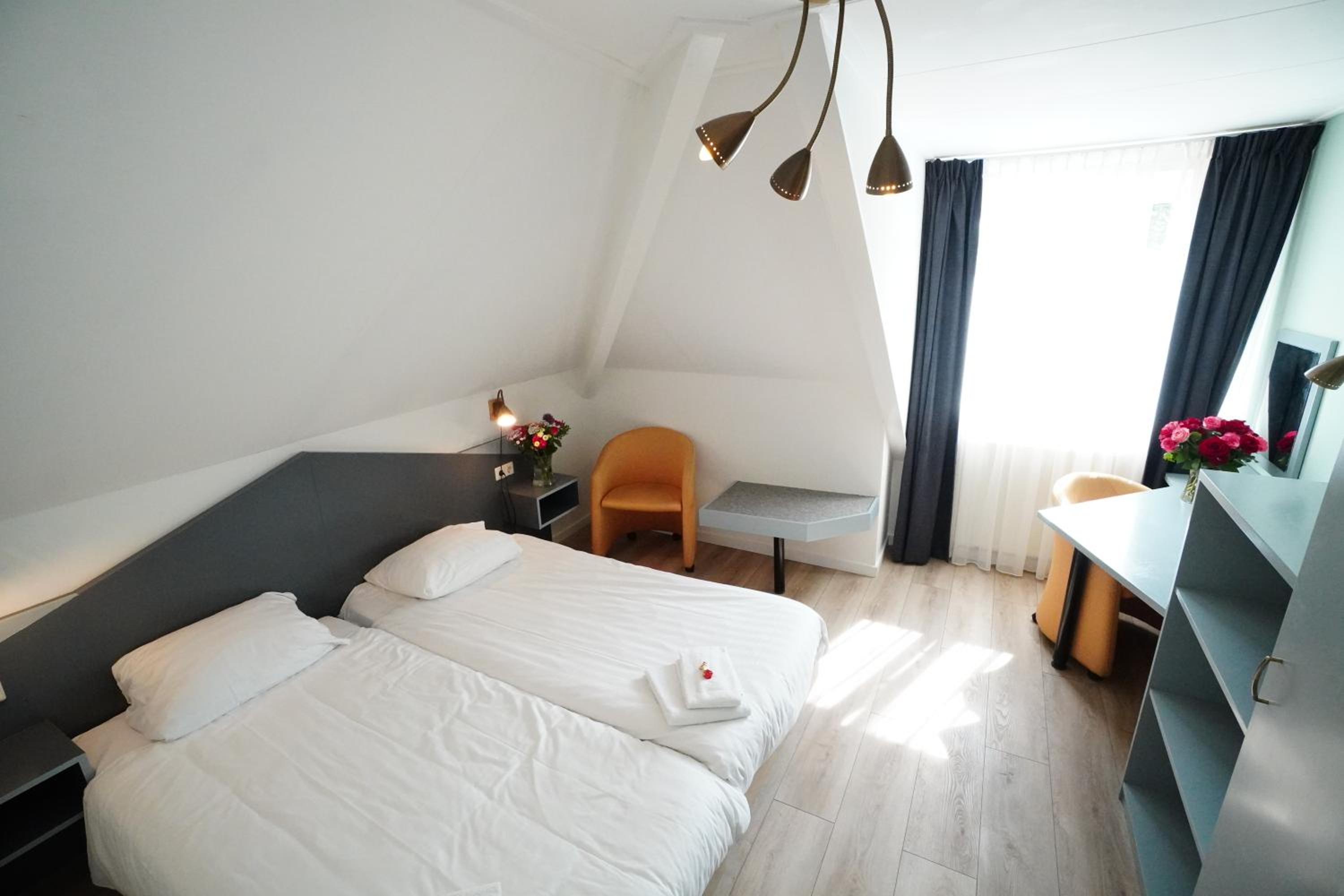 Standard Twin Room - Photo 7