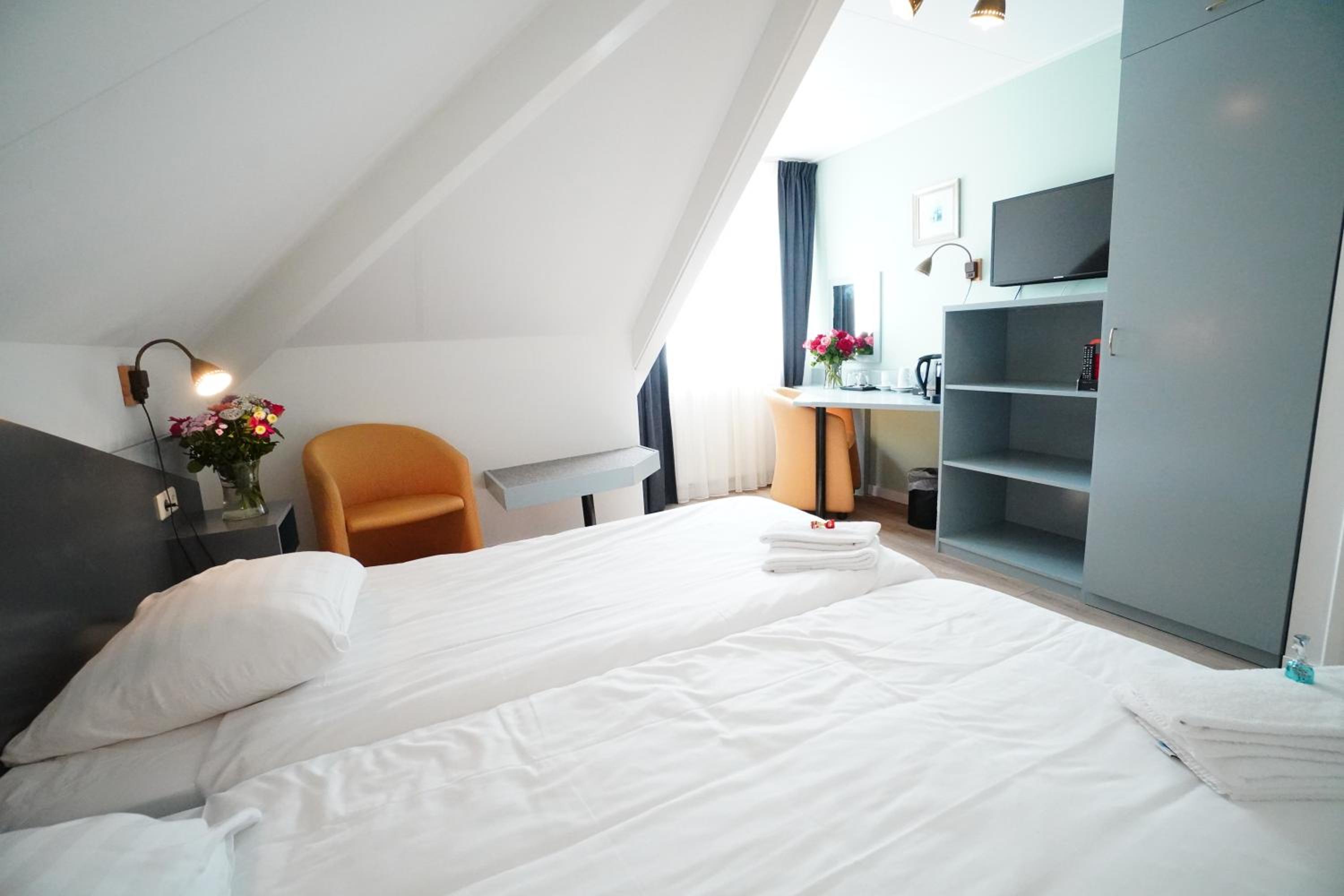 Standard Twin Room - Photo 6