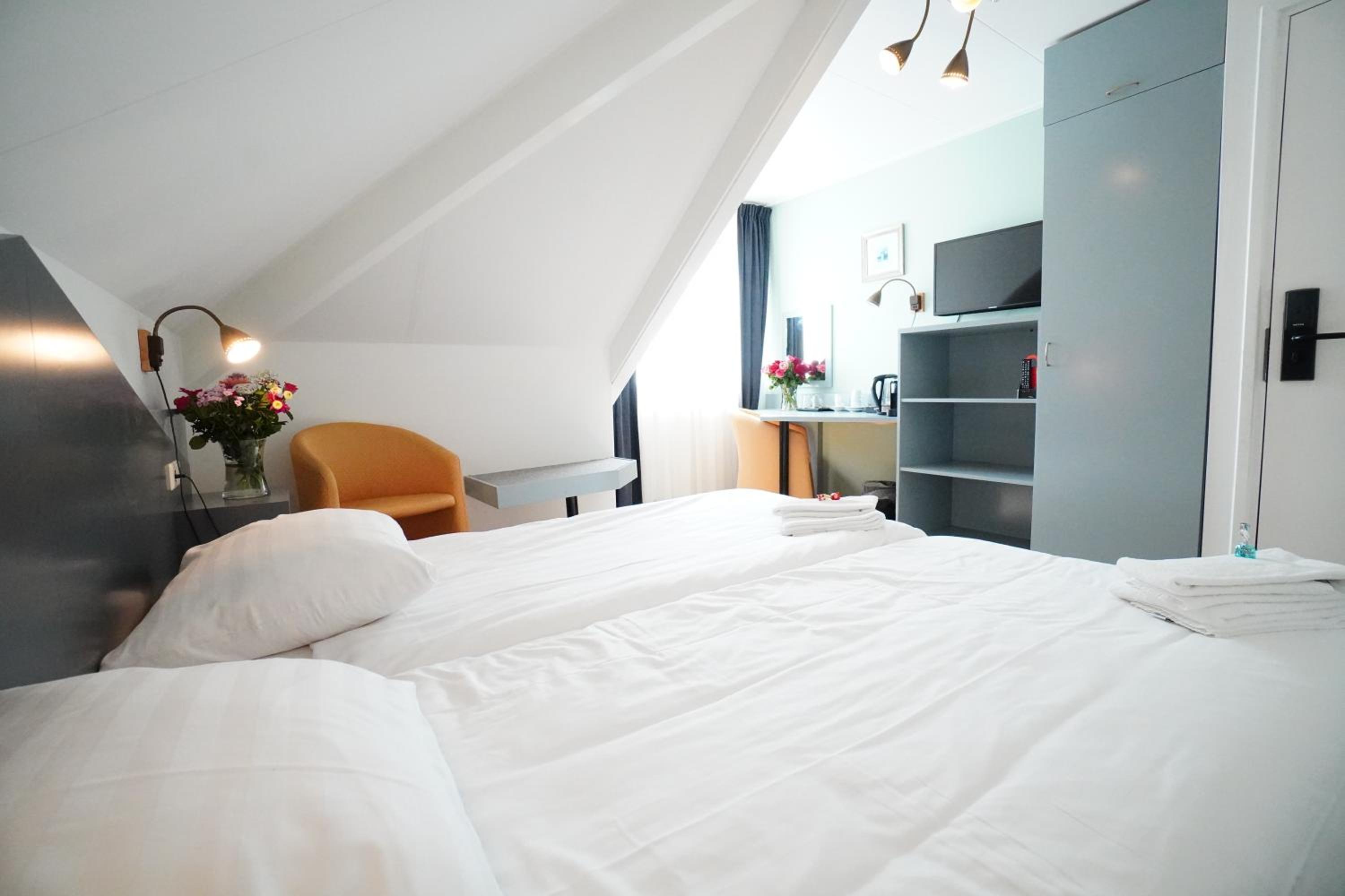 Standard Twin Room - Photo 2
