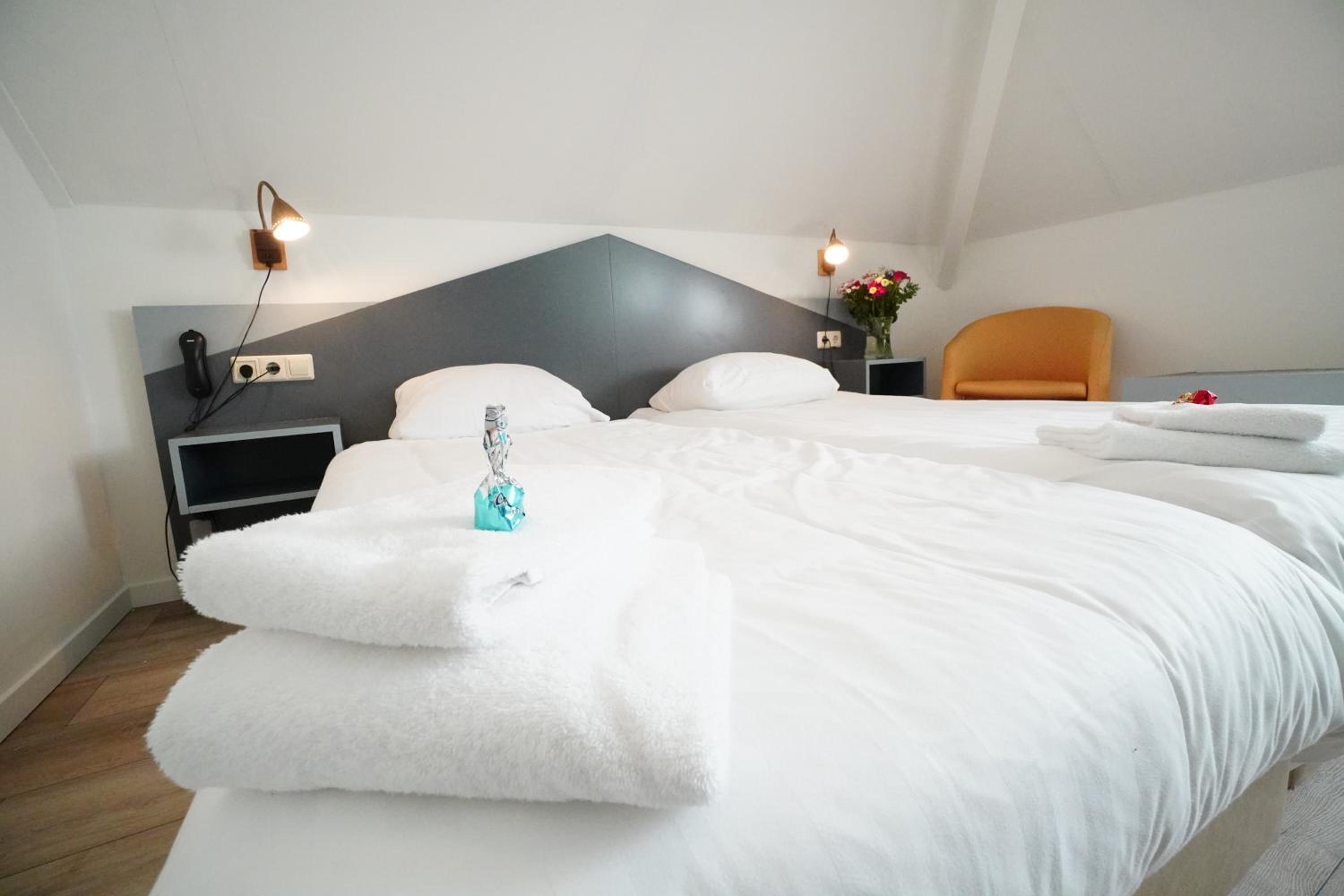 Standard Twin Room - Photo 3