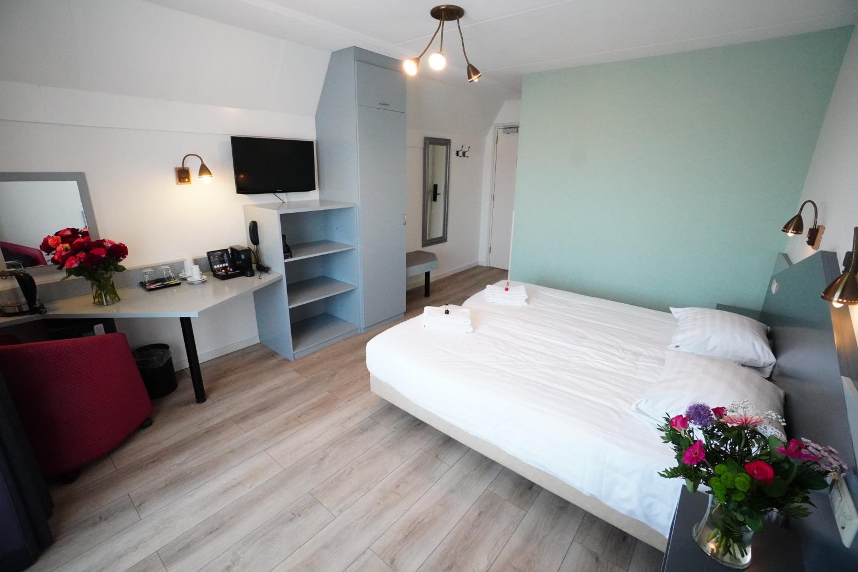 Deluxe Twin Room - Photo 16