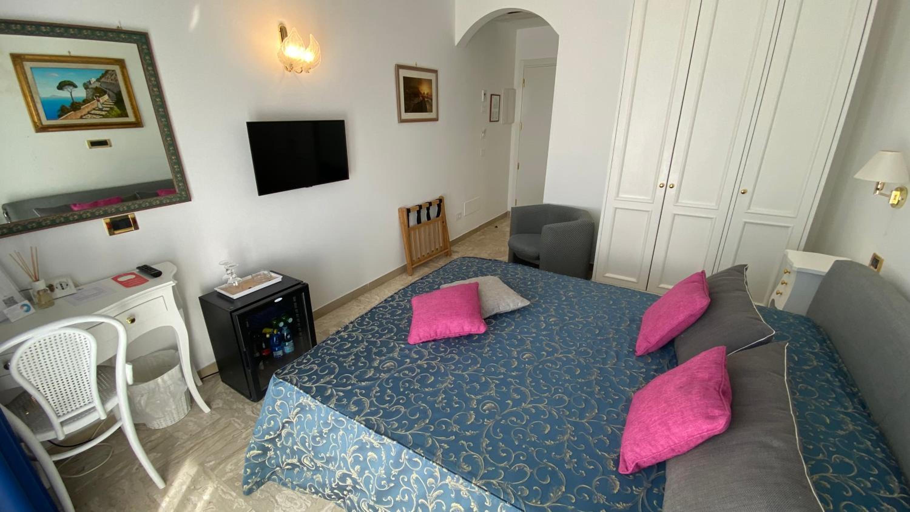 Superior Double or Twin Room with Pool View - Photo 3