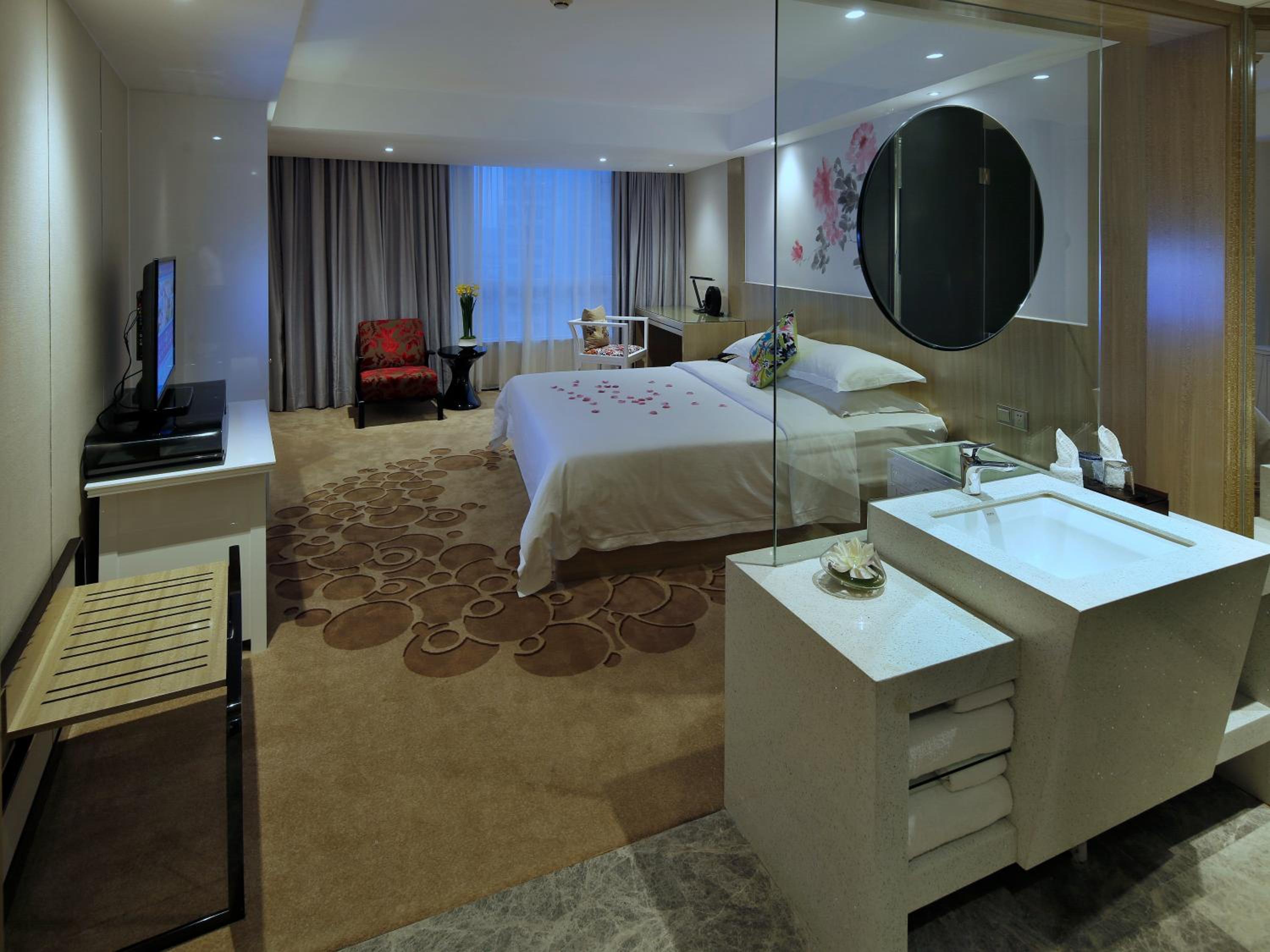 Deluxe King Room photo 3
