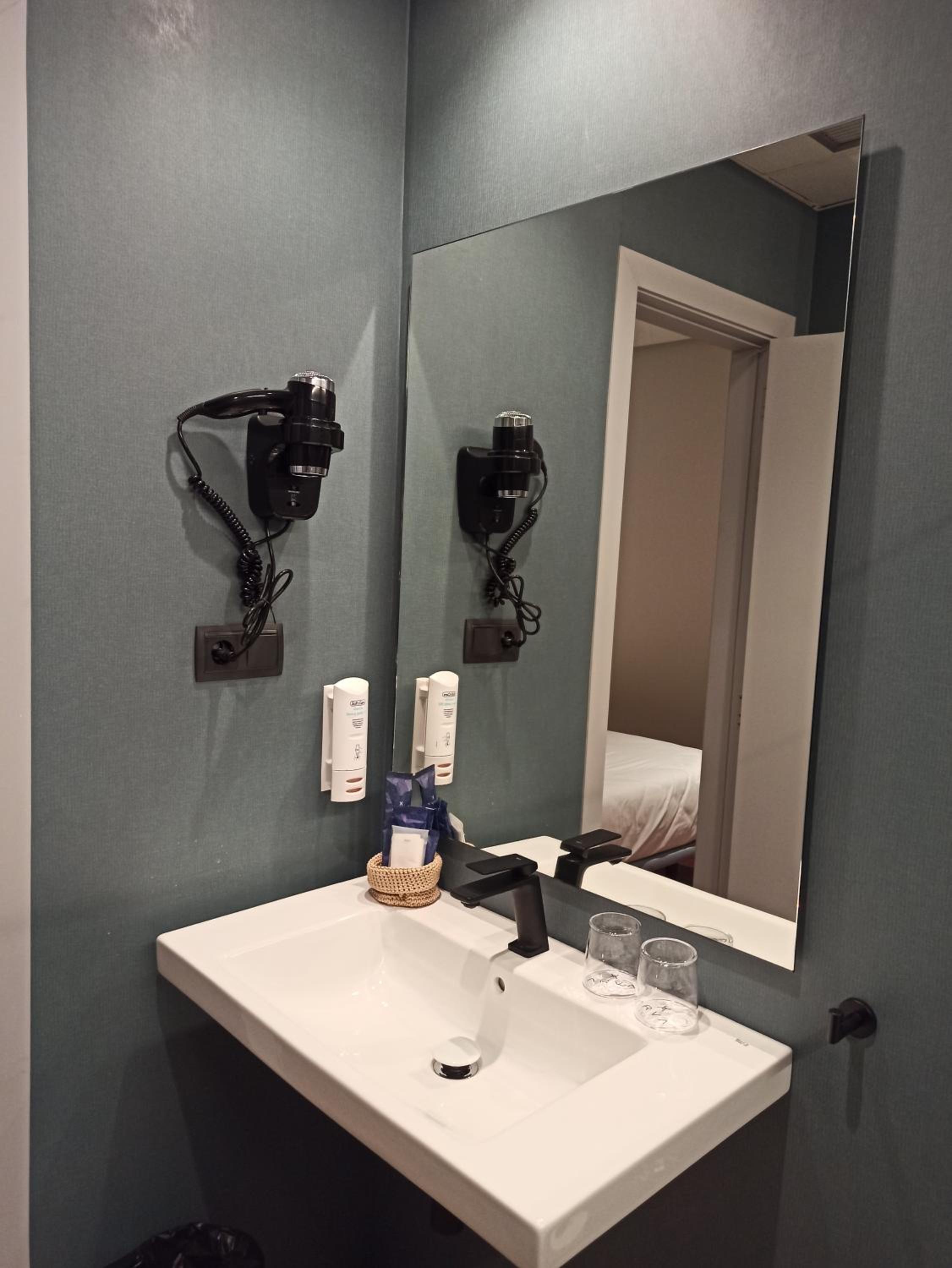Deluxe Double or Twin Room - Photo 10