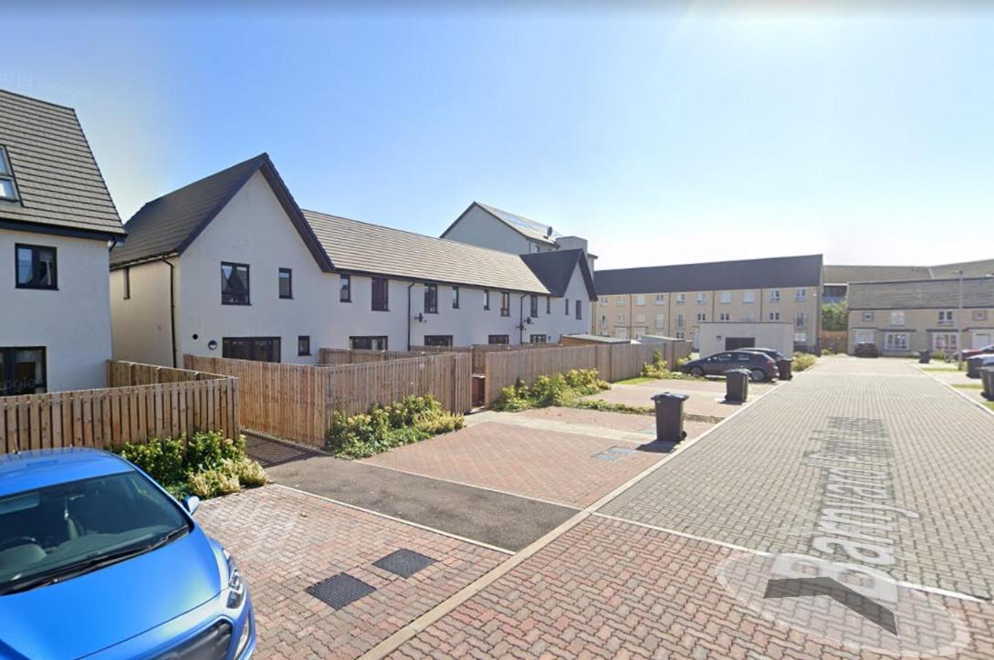 Three-Bedroom House - Photo 9