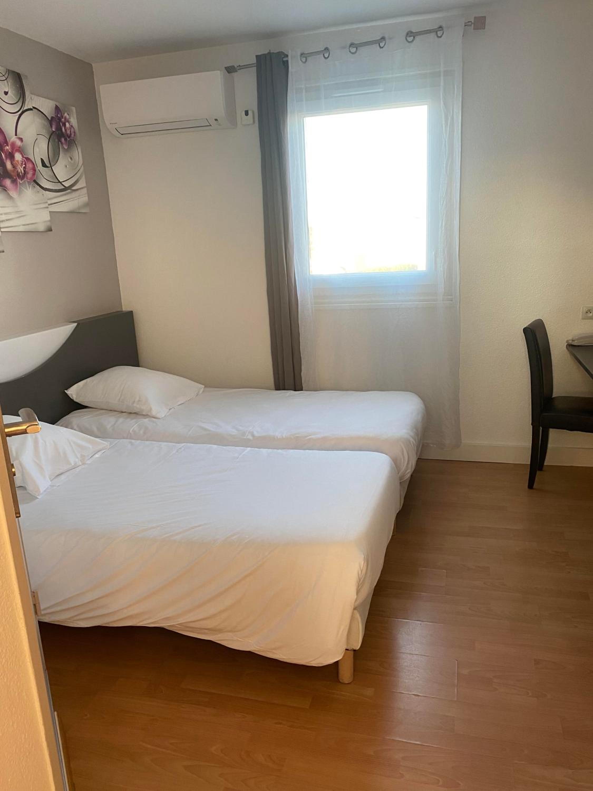 Twin Room - Photo 2
