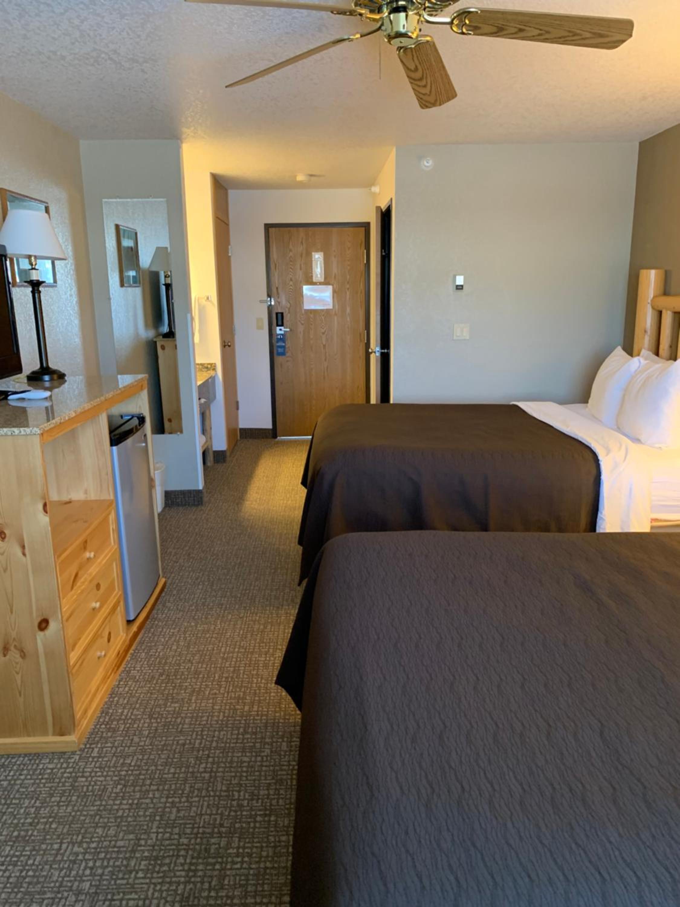 Queen Room with Two Queen Beds - Non-Smoking photo 3