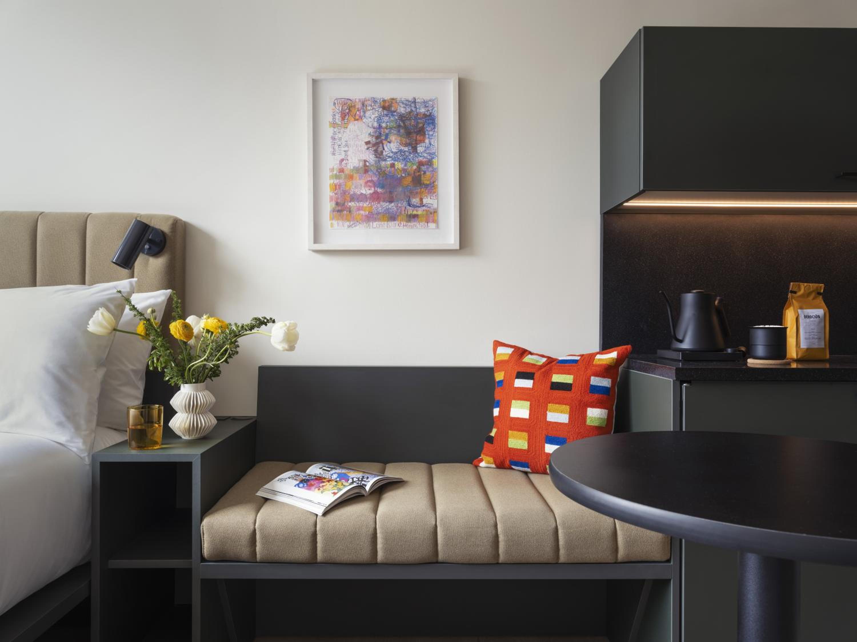 Standard Queen Room - Photo 7