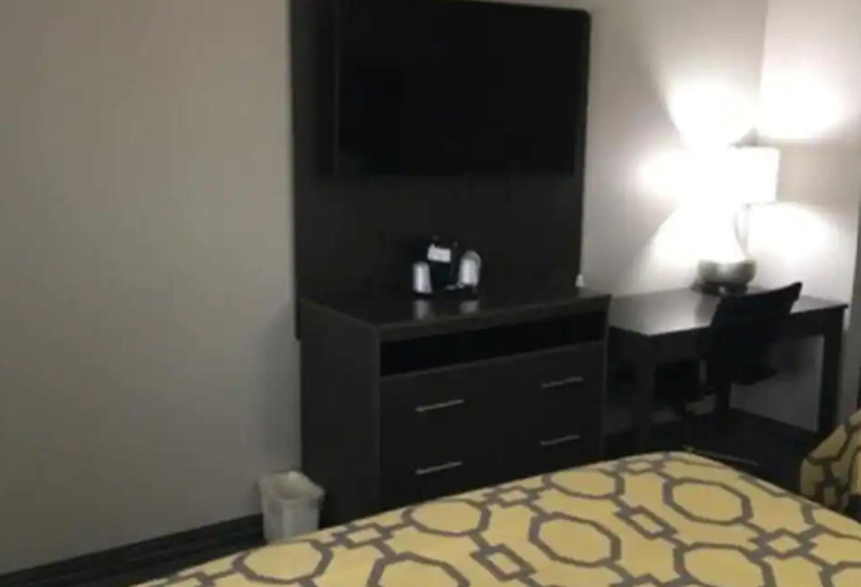 King Room - Non-Smoking - Photo 4
