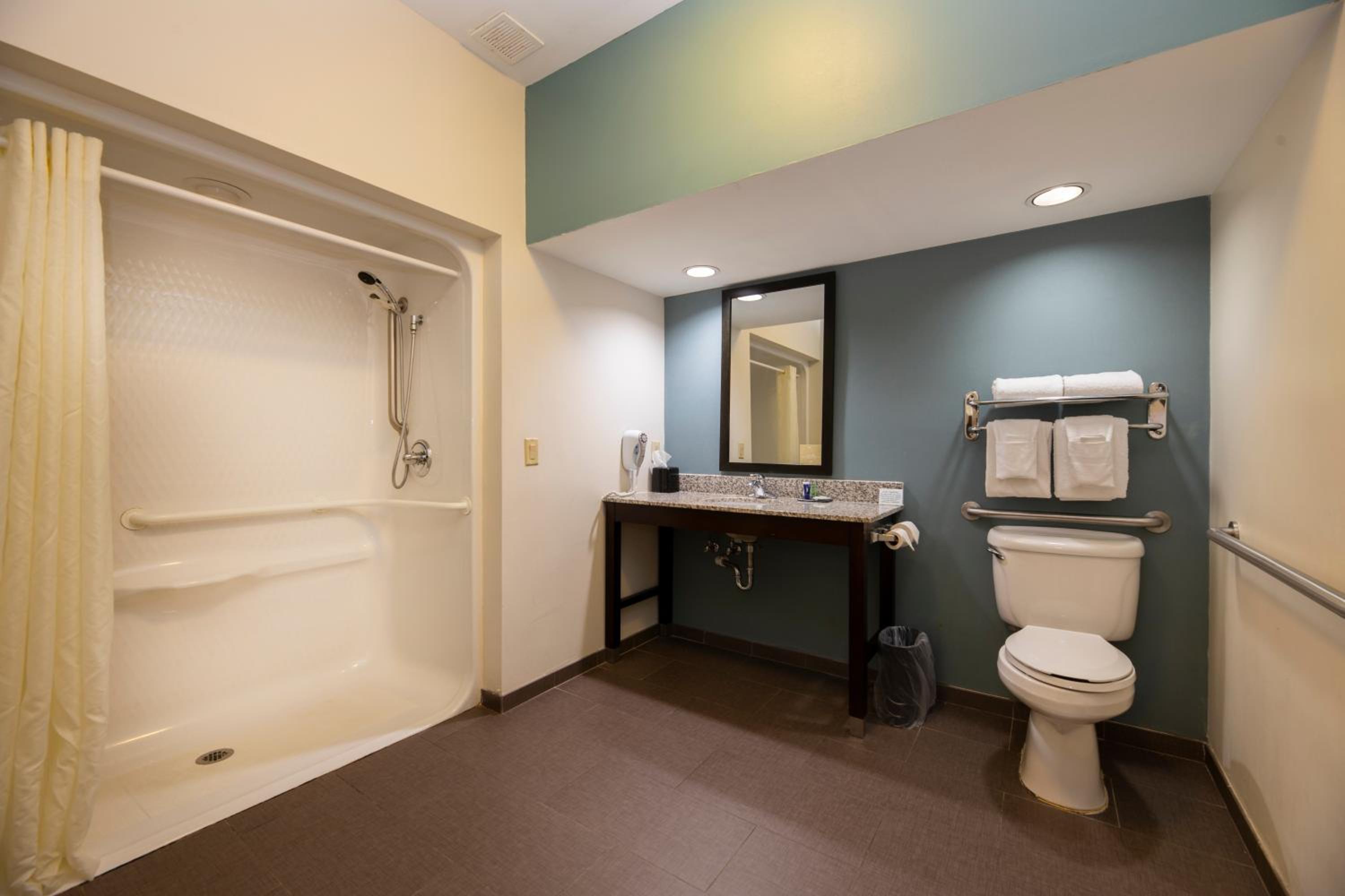 Queen Room with Two Queen Beds - Accessible/Non-Smoking  - Photo 2