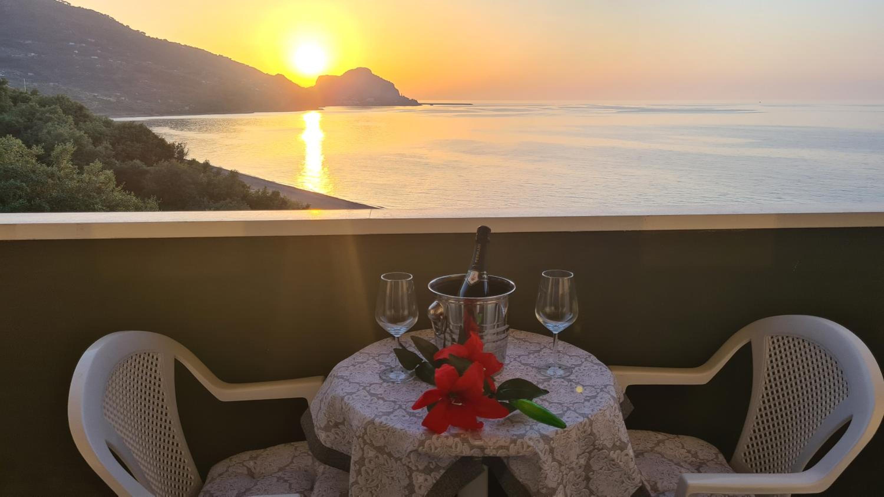 Deluxe Apartment with Balcony and Sea View photo 2