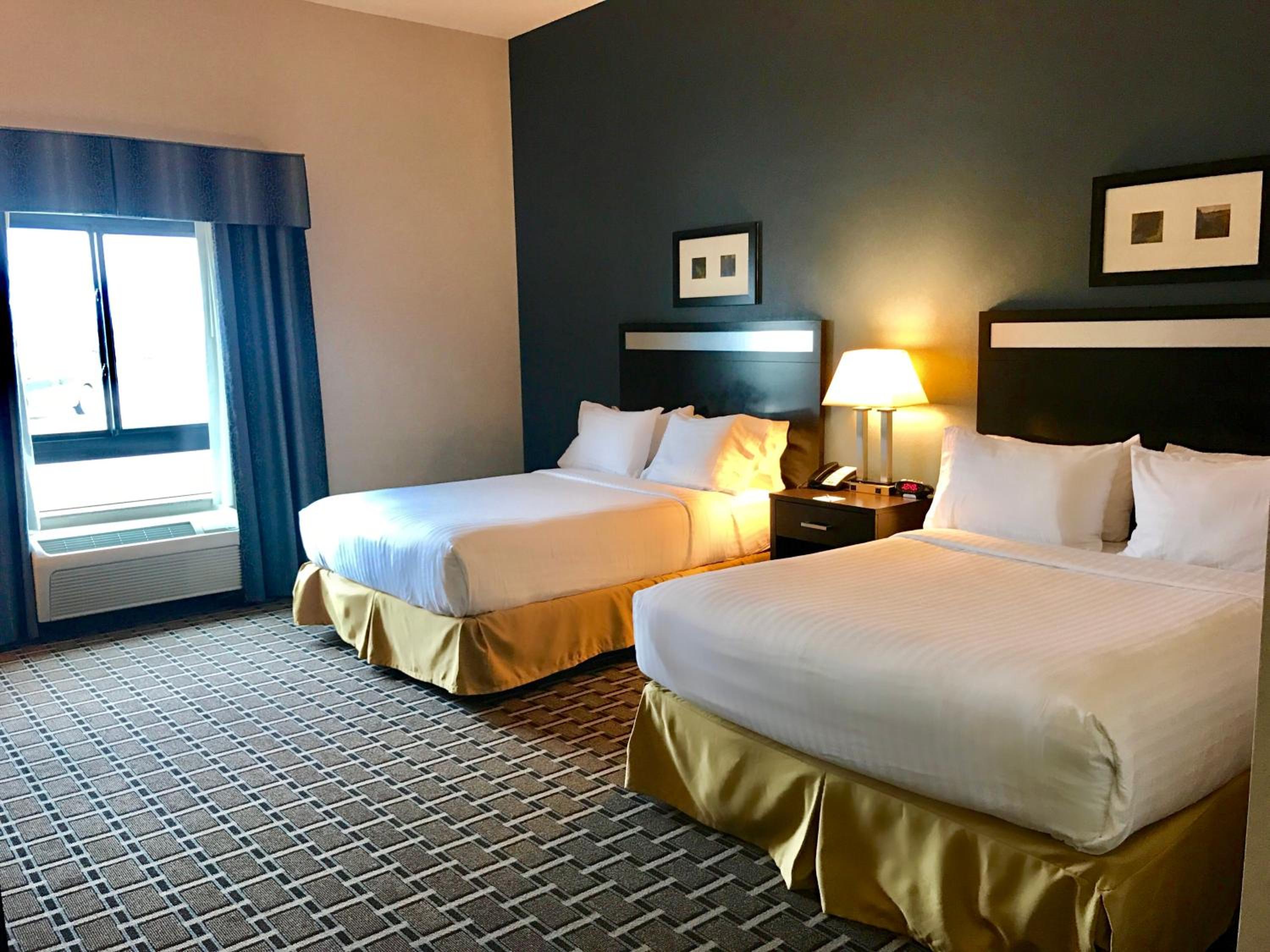 Standard Queen Room with Two Queen Beds photo 1