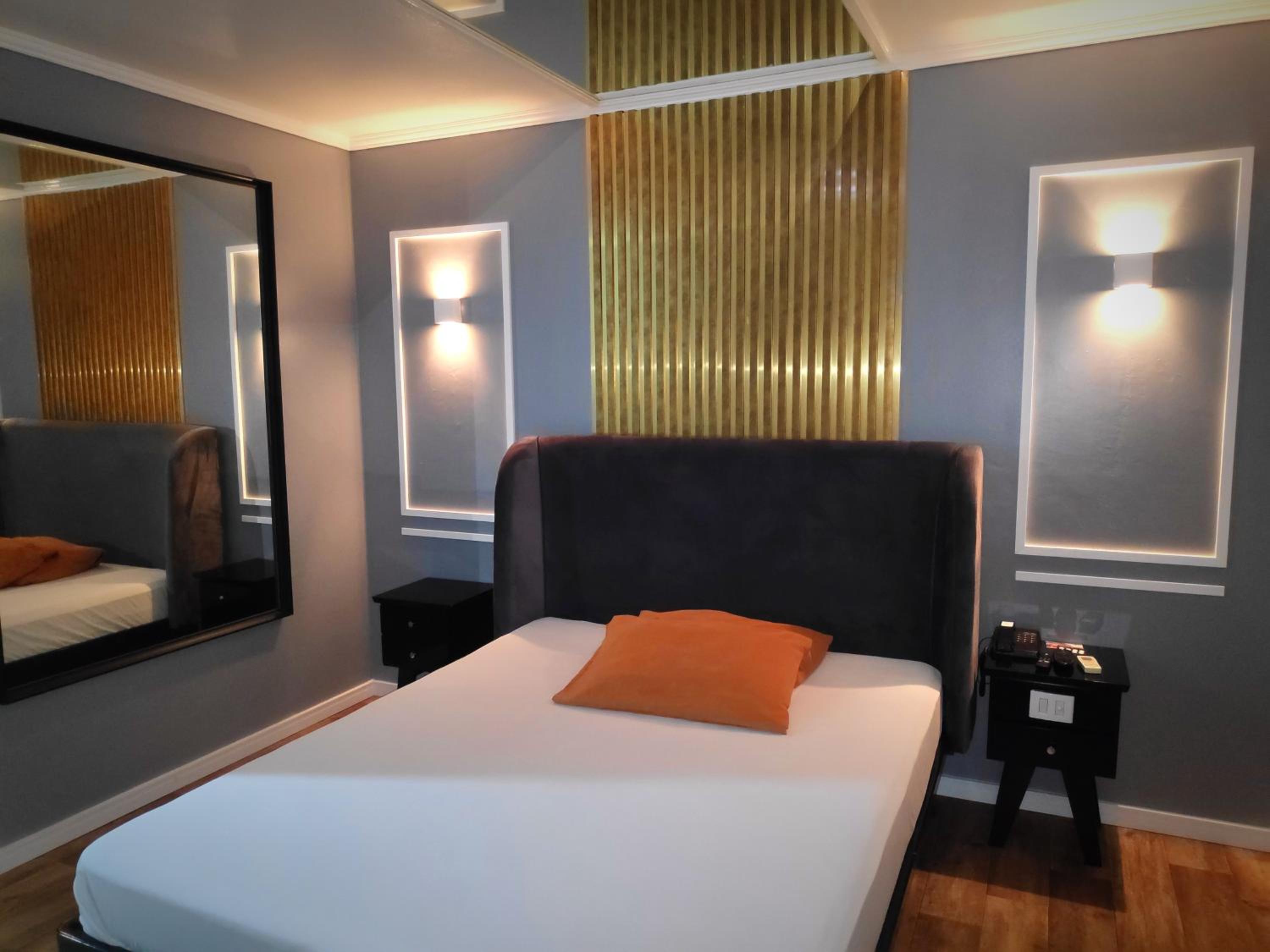 Double Room with Hot Tub - Photo 3