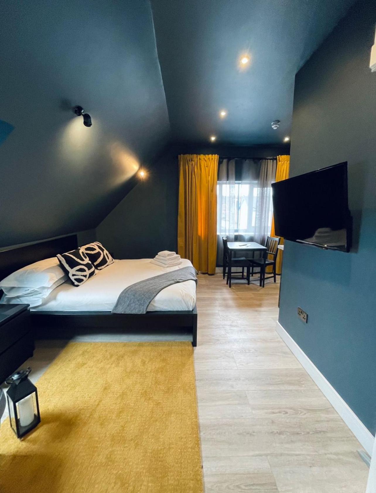 Queen Suite - Photo 8