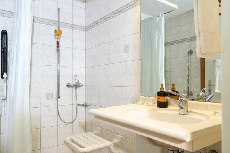 Deluxe Double Room with Shower photo 2
