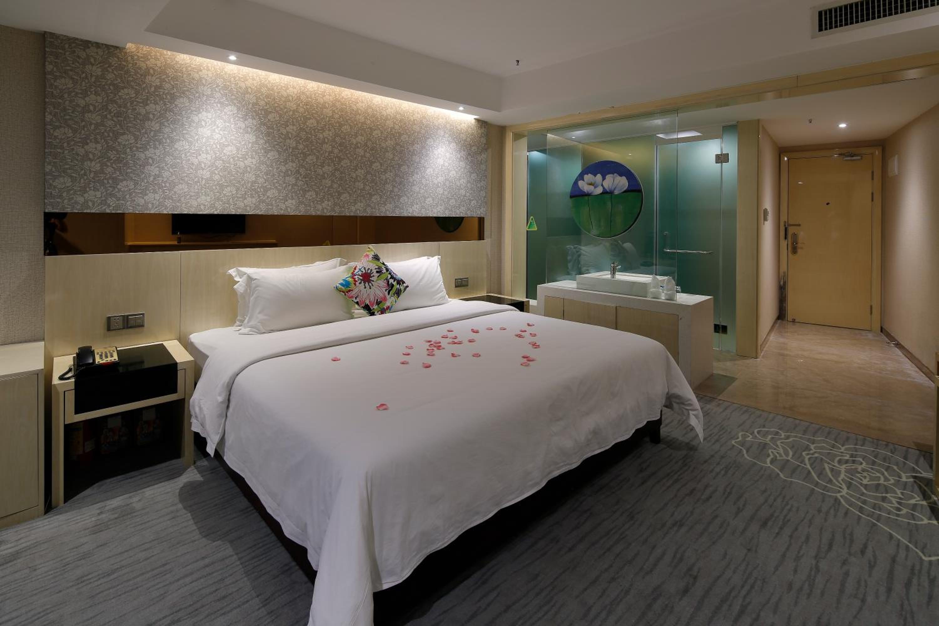 Standard King Room photo 2