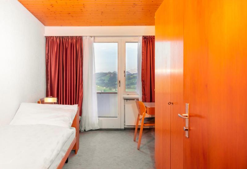 Single Room with Shared Shower and Toilet photo 3