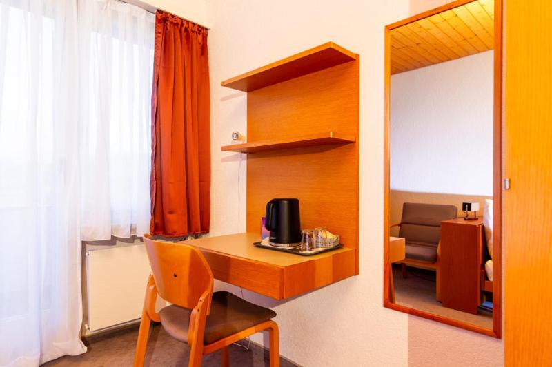 Single Room with Shared Shower and Toilet photo 2