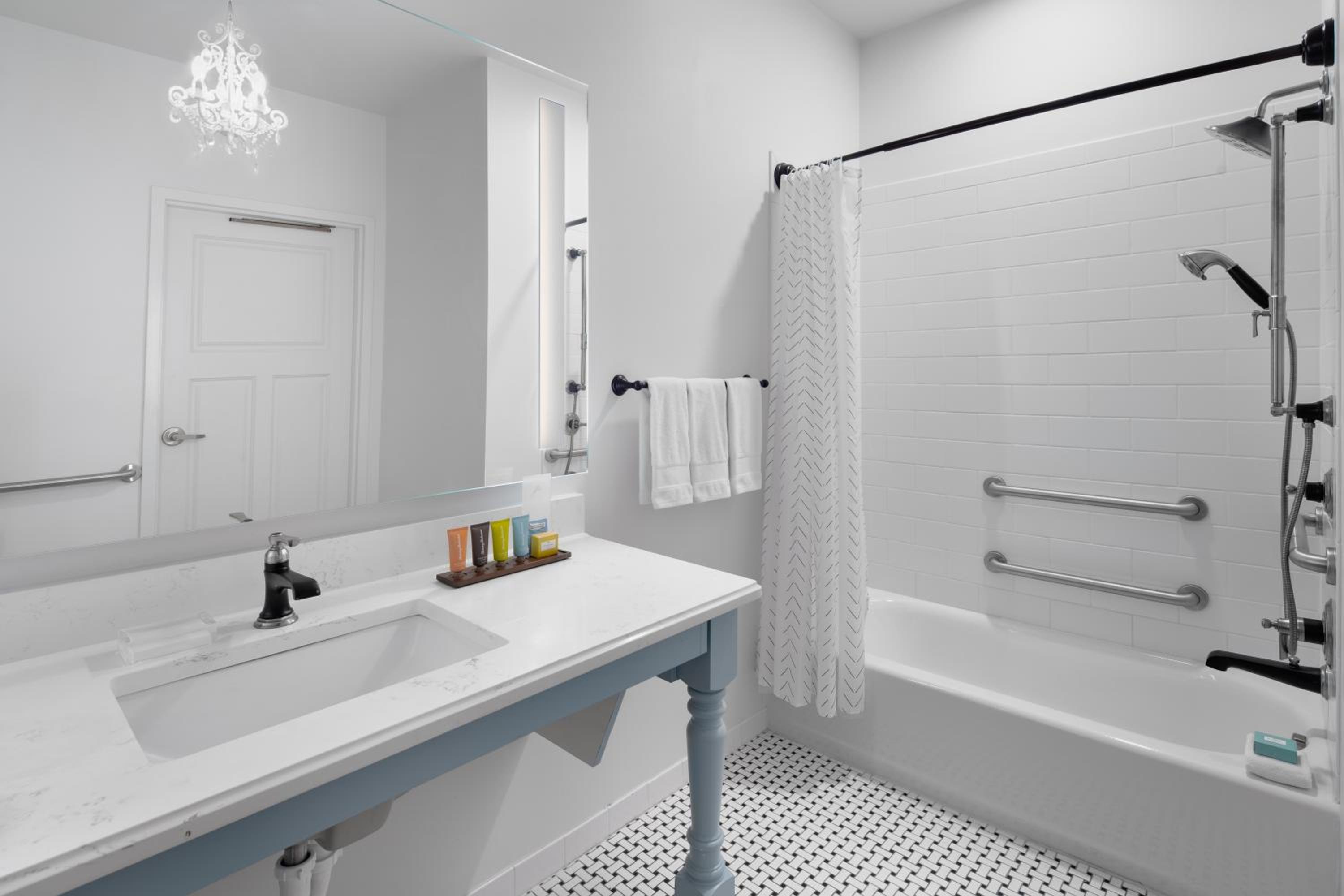 King Urban View ADA Tub