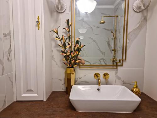 One-Bedroom Apartment - Photo 1