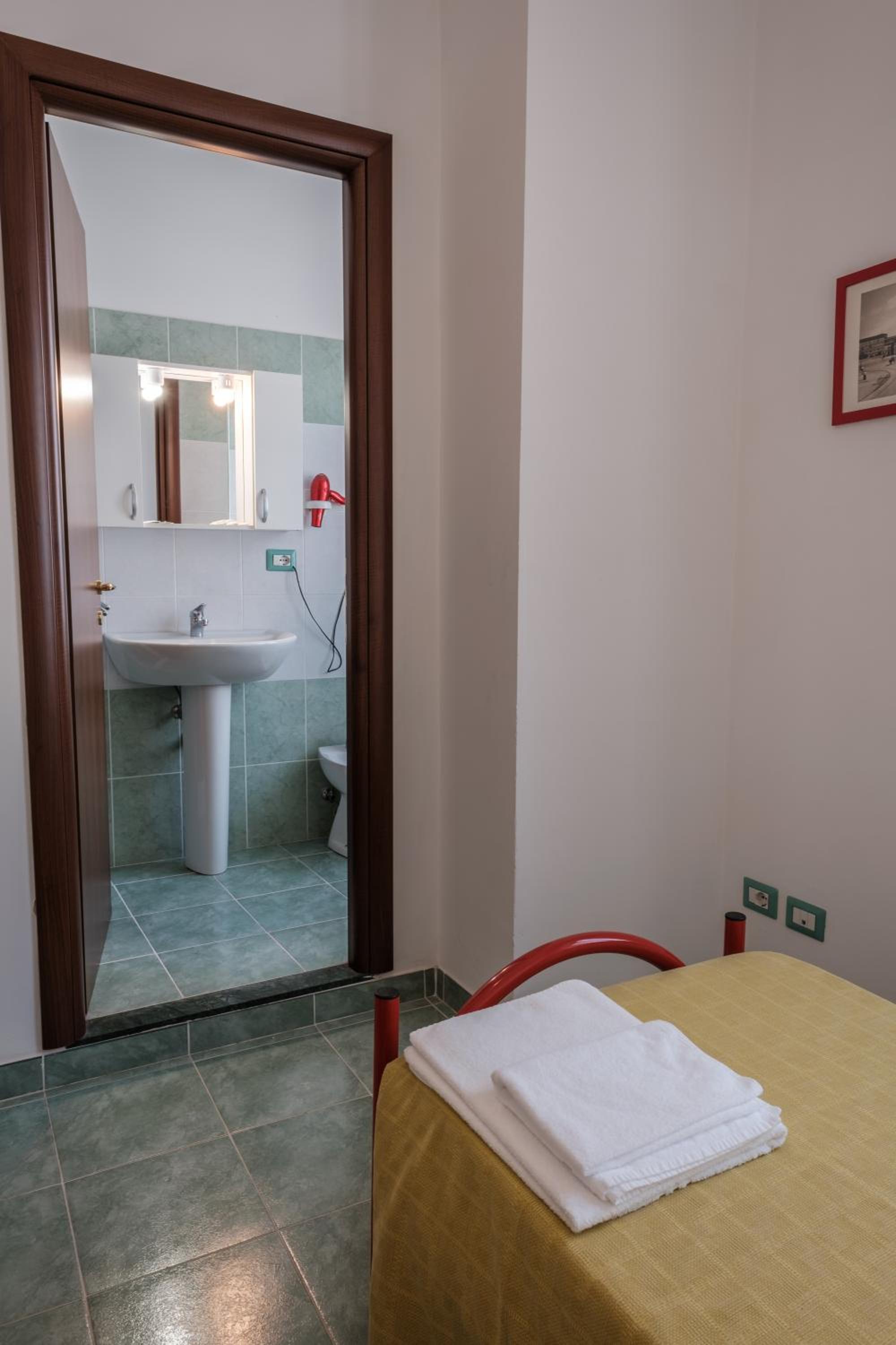 Single Room photo 2