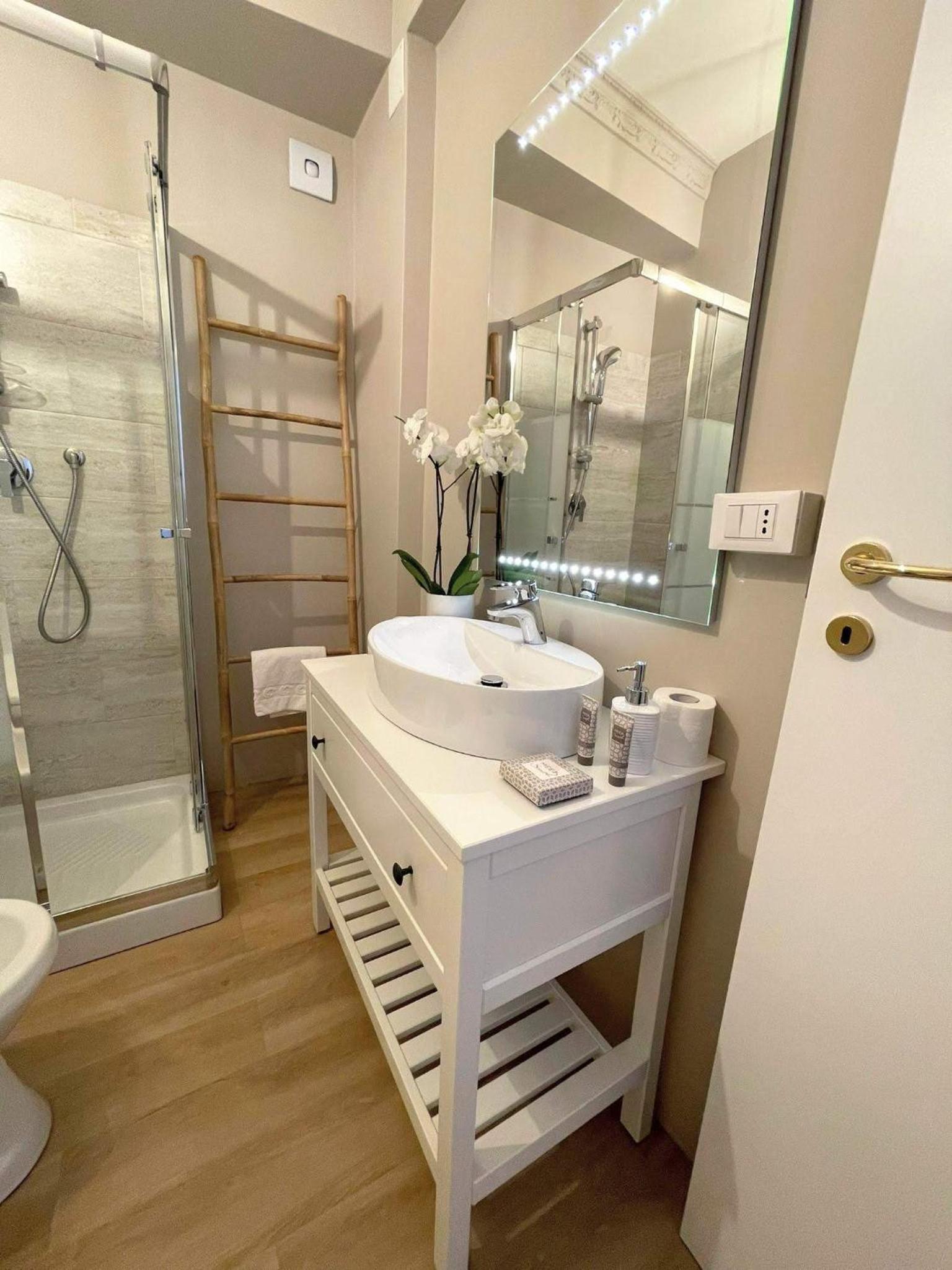 Standard Double or Twin Room - Photo 3
