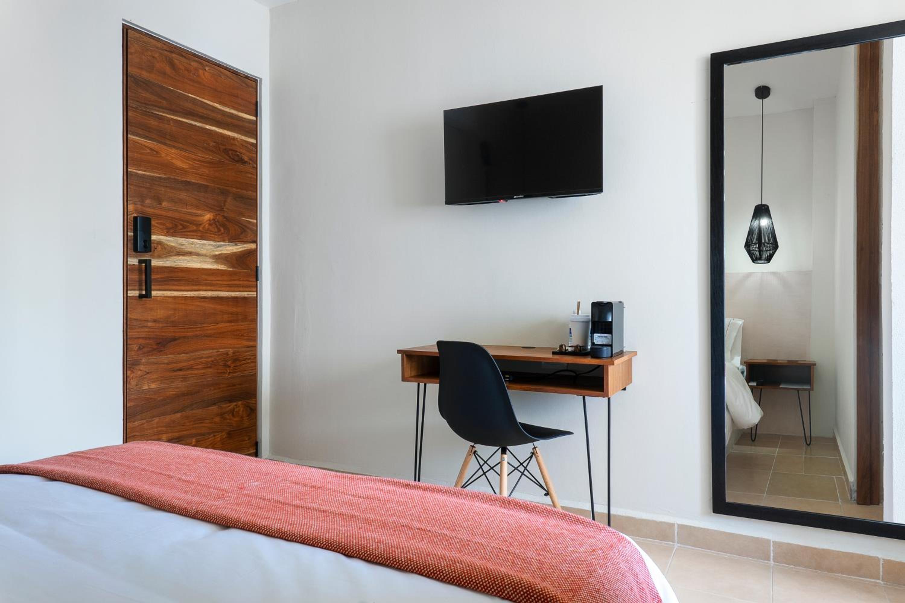 Queen Room - Photo 5