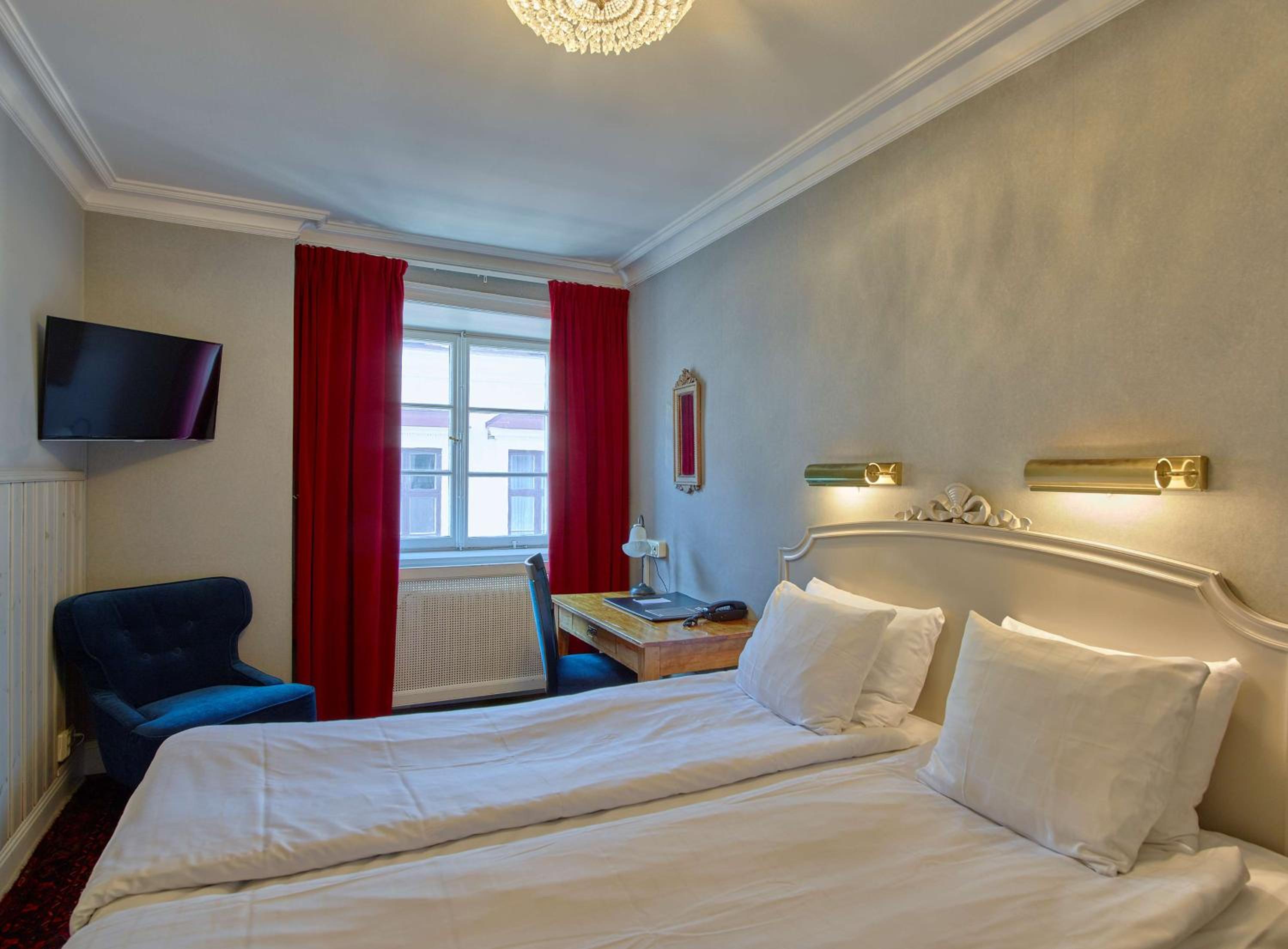 Standard Room thumbnail 5