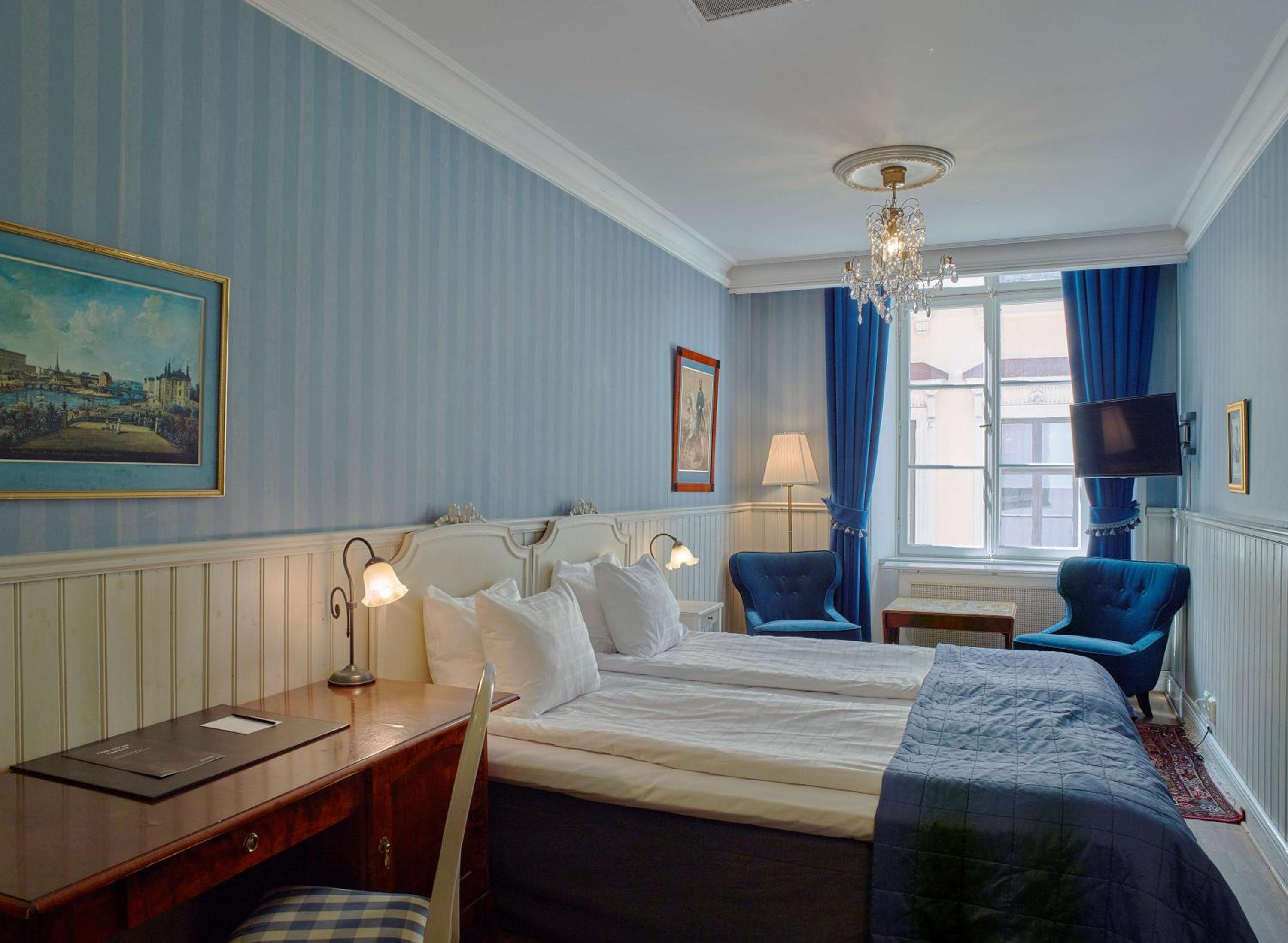 Standard King Room thumbnail 6