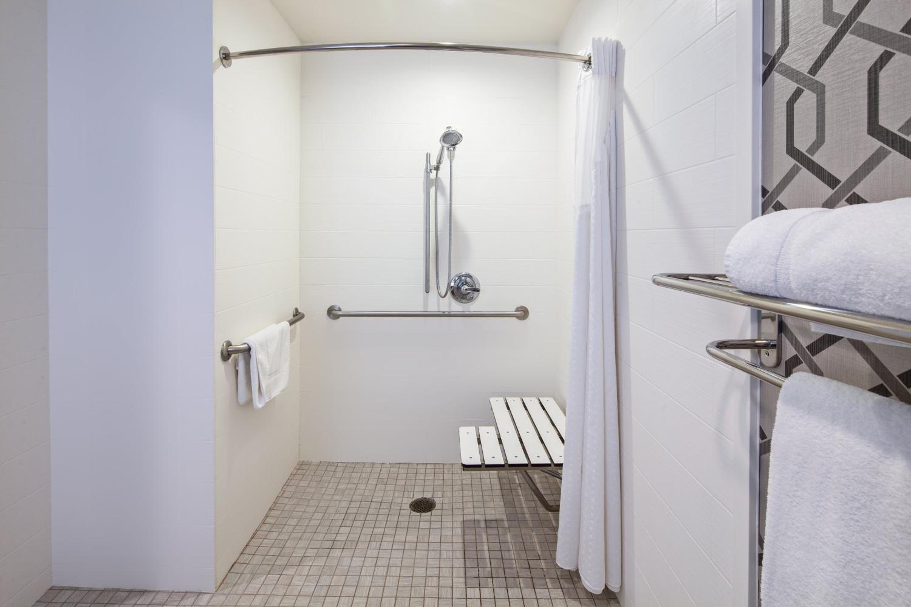 King Room with Roll In Shower and City View - Mobility Accessible thumbnail 6