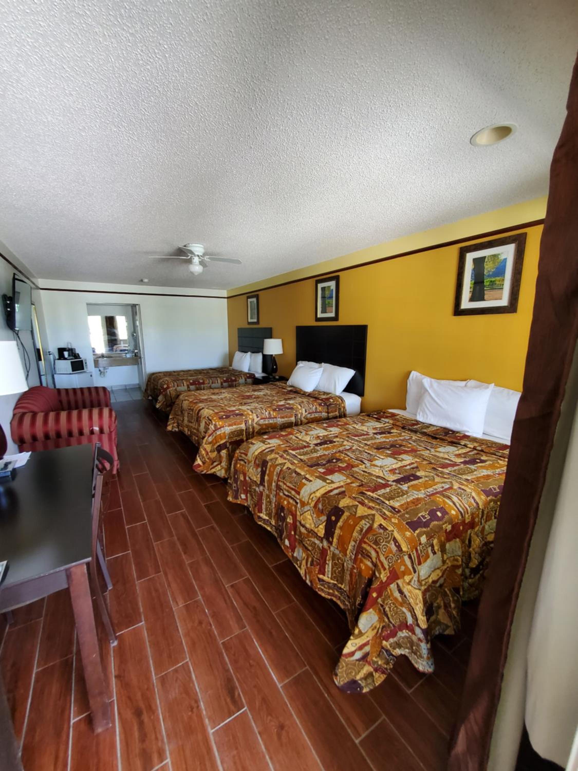 Queen Room with Three Queen Beds - Photo 10