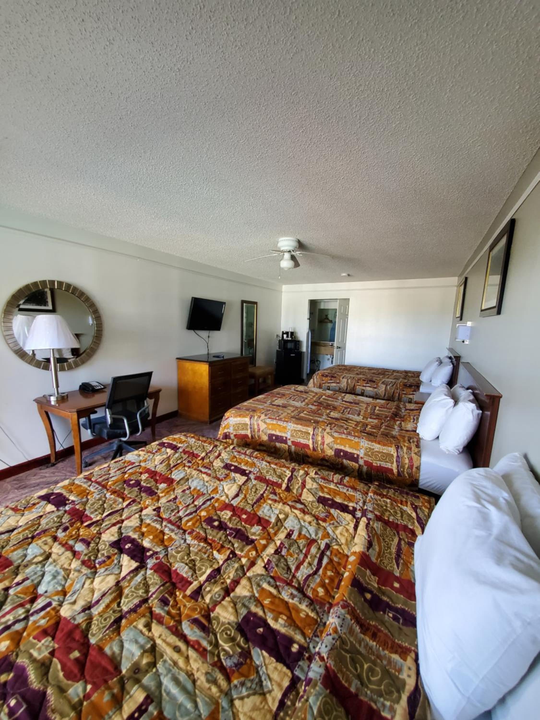 Queen Room with Three Queen Beds - Photo 11
