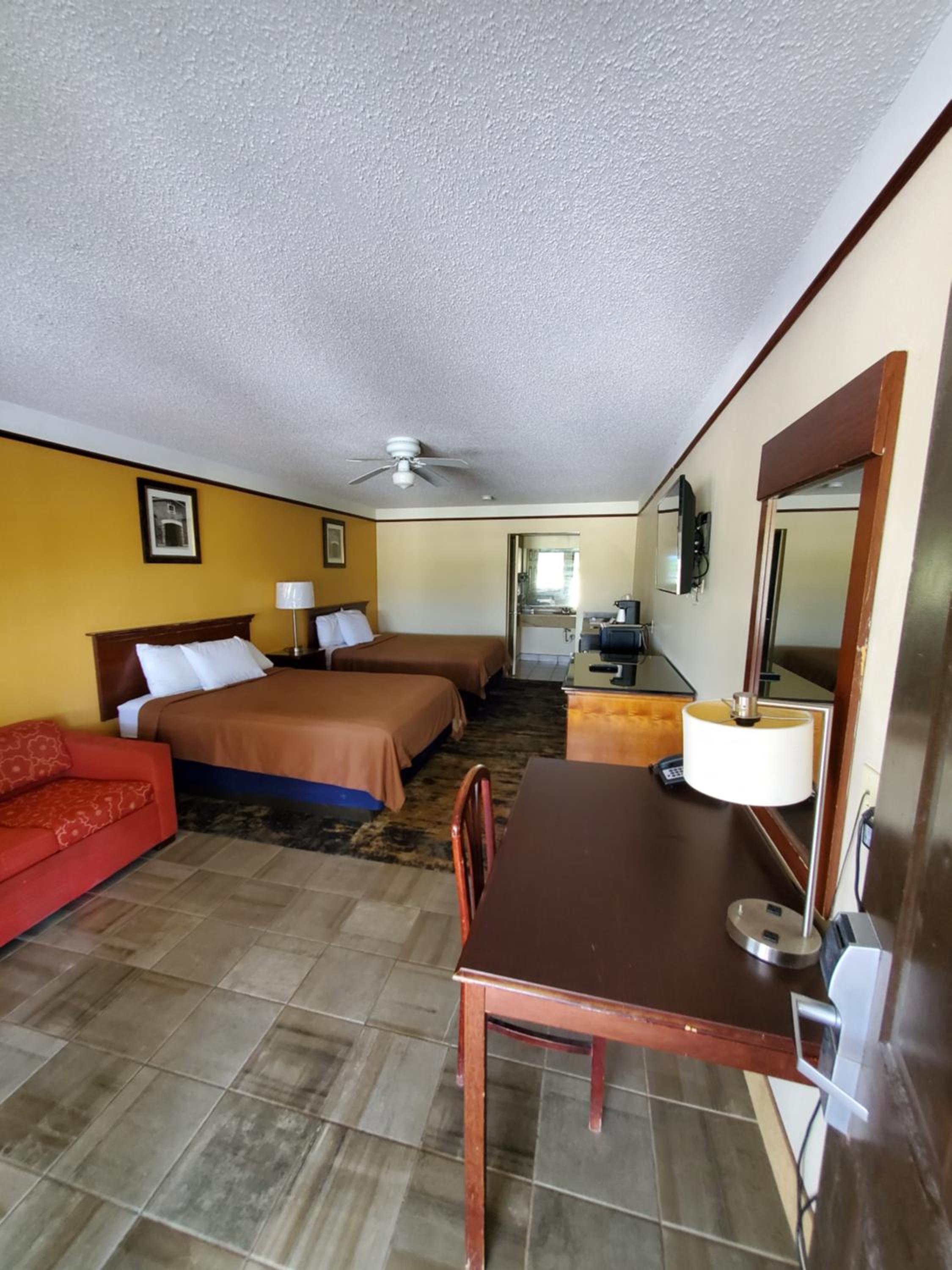 Queen Room with Two Queen Beds - Photo 5