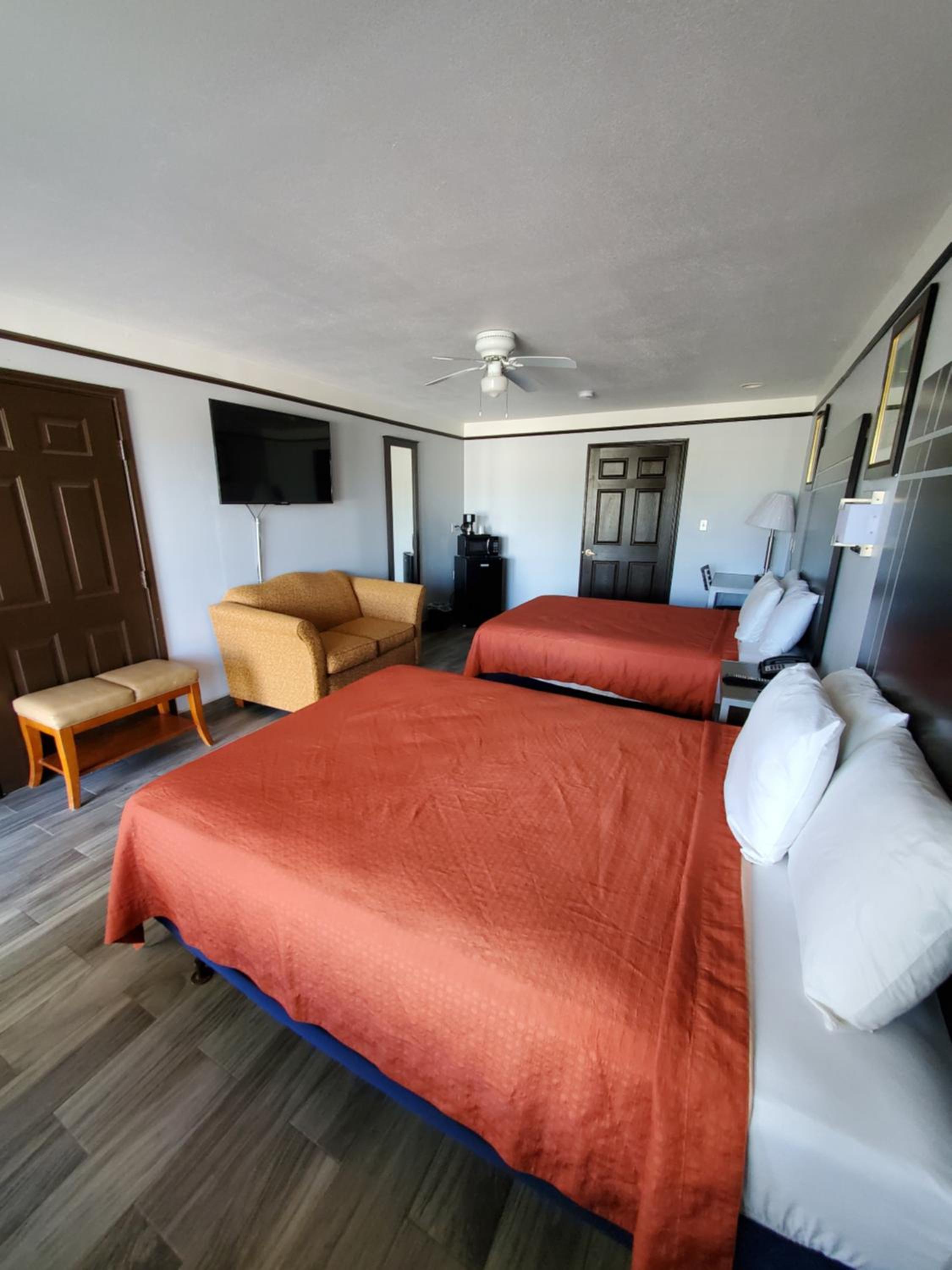 Queen Room with Two Queen Beds - Photo 6