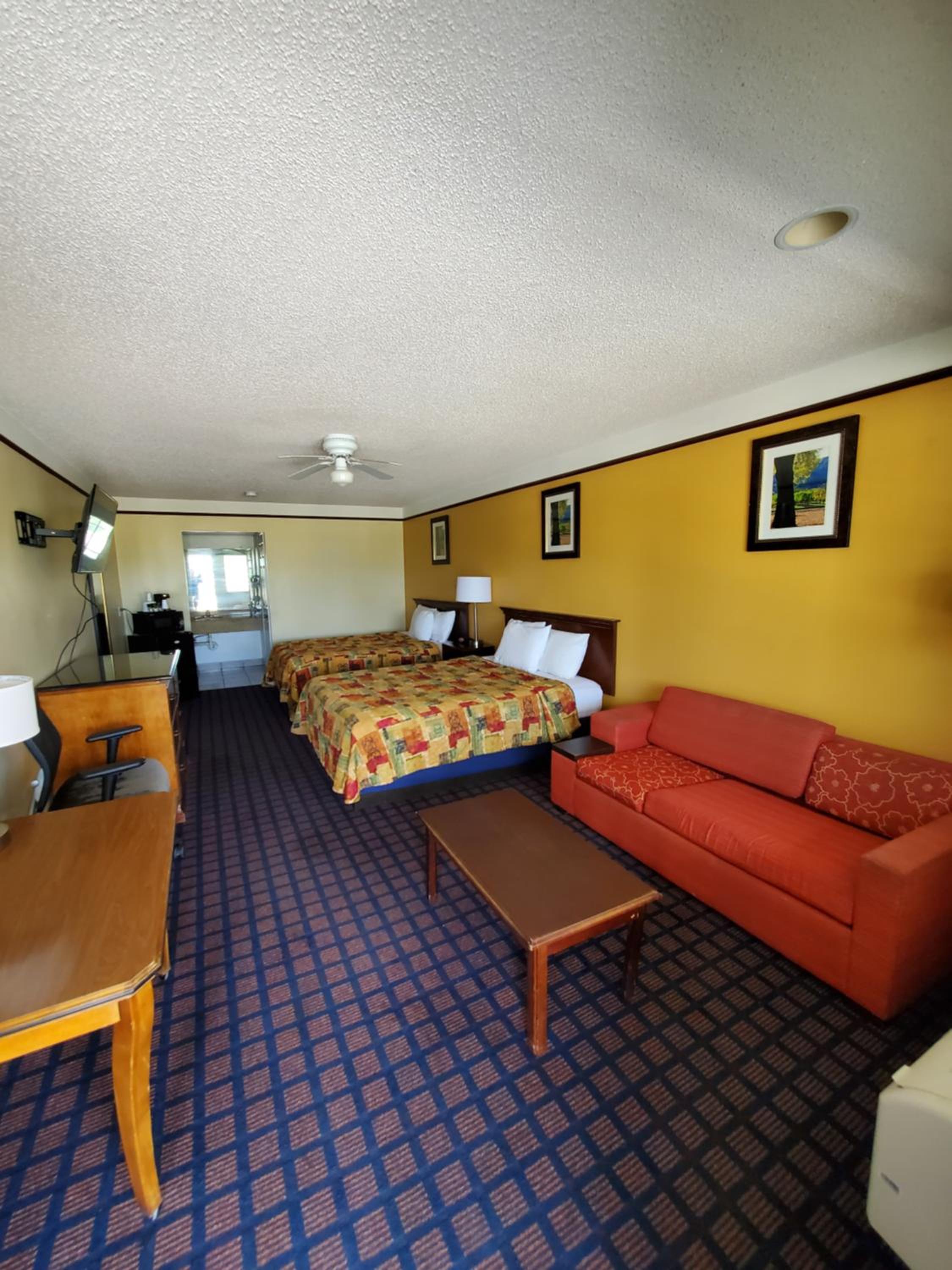 Queen Room with Two Queen Beds - Photo 7