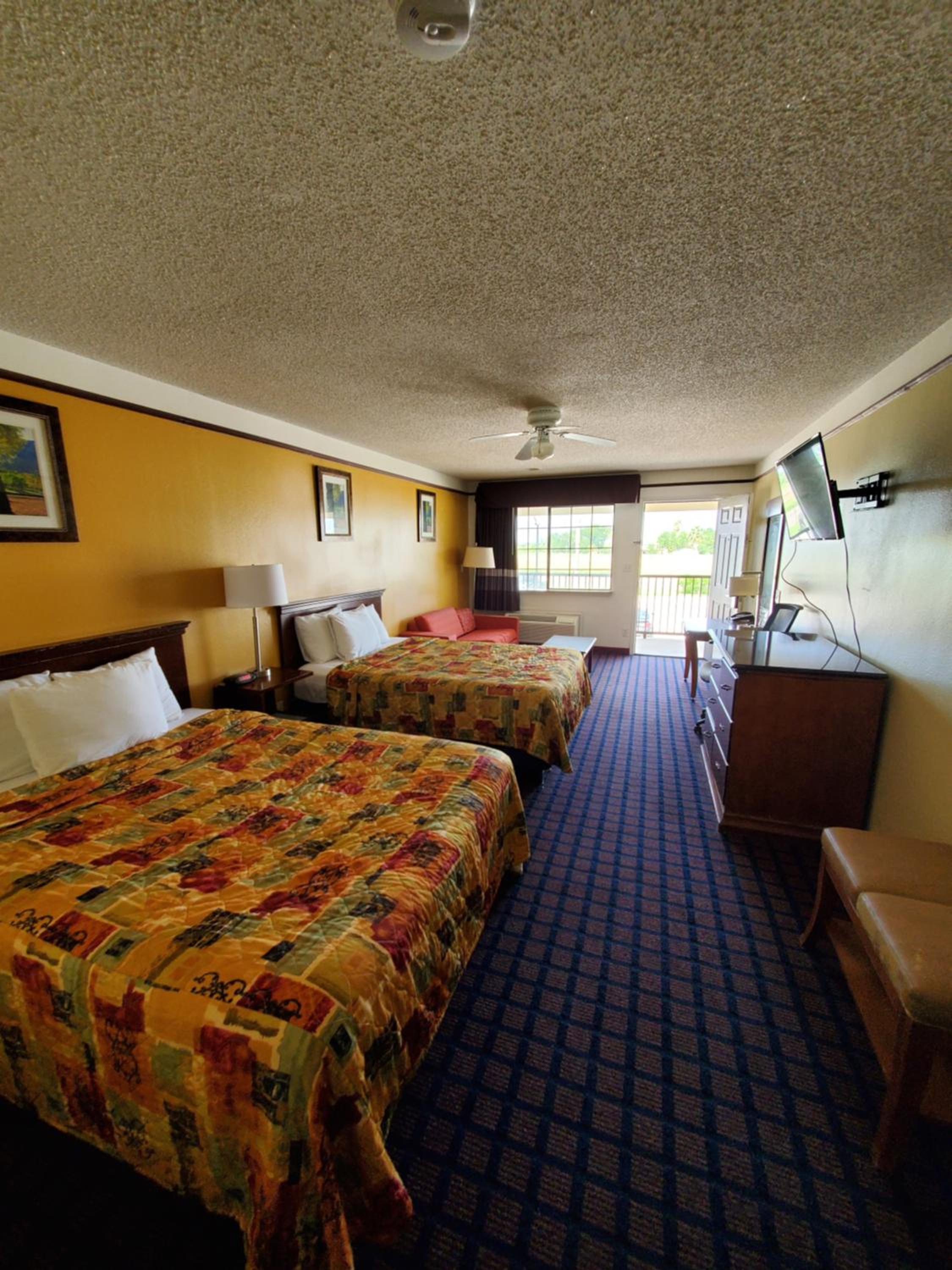 Queen Room with Two Queen Beds - Photo 8