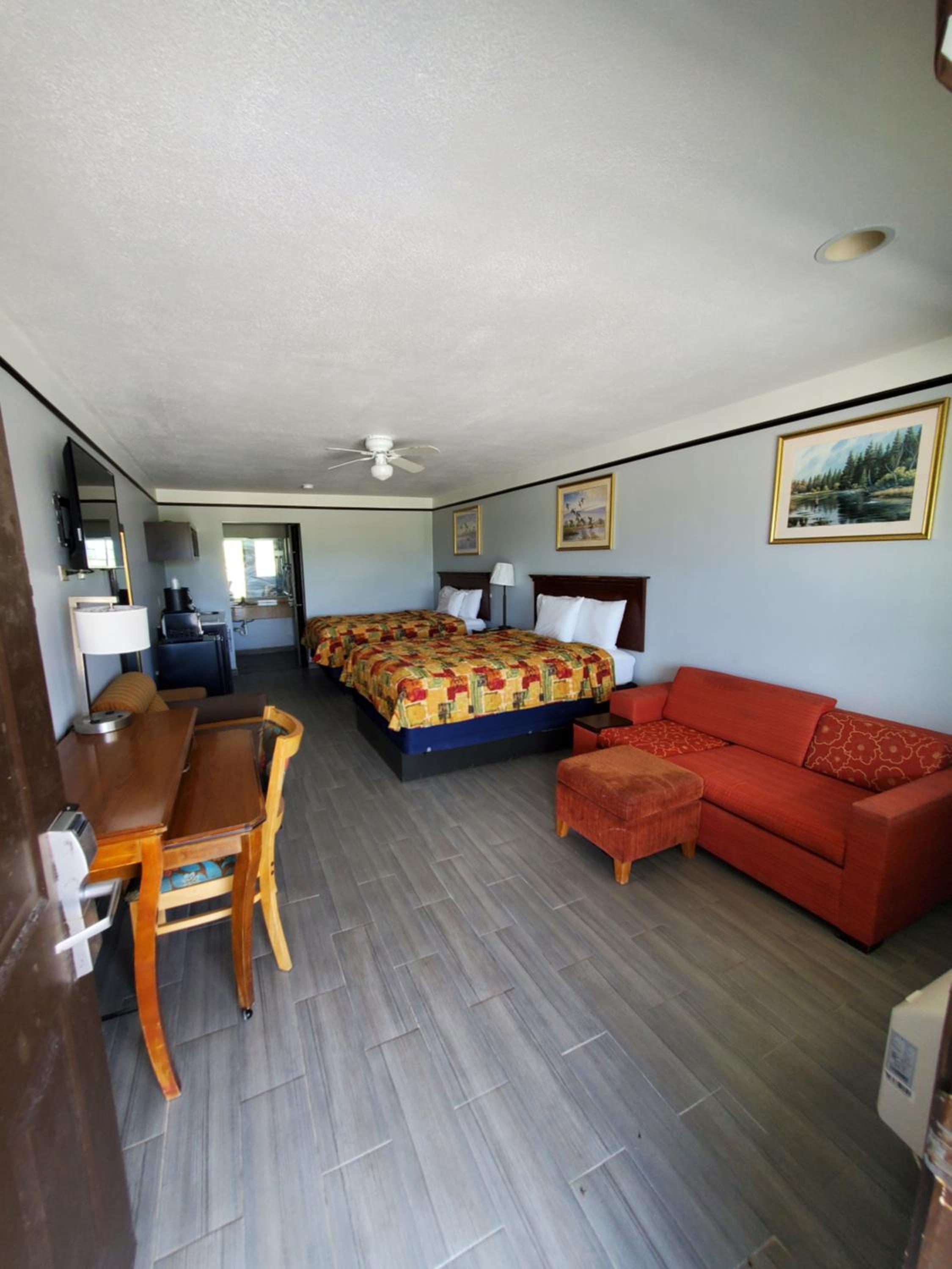 Queen Room with Two Queen Beds - Photo 9