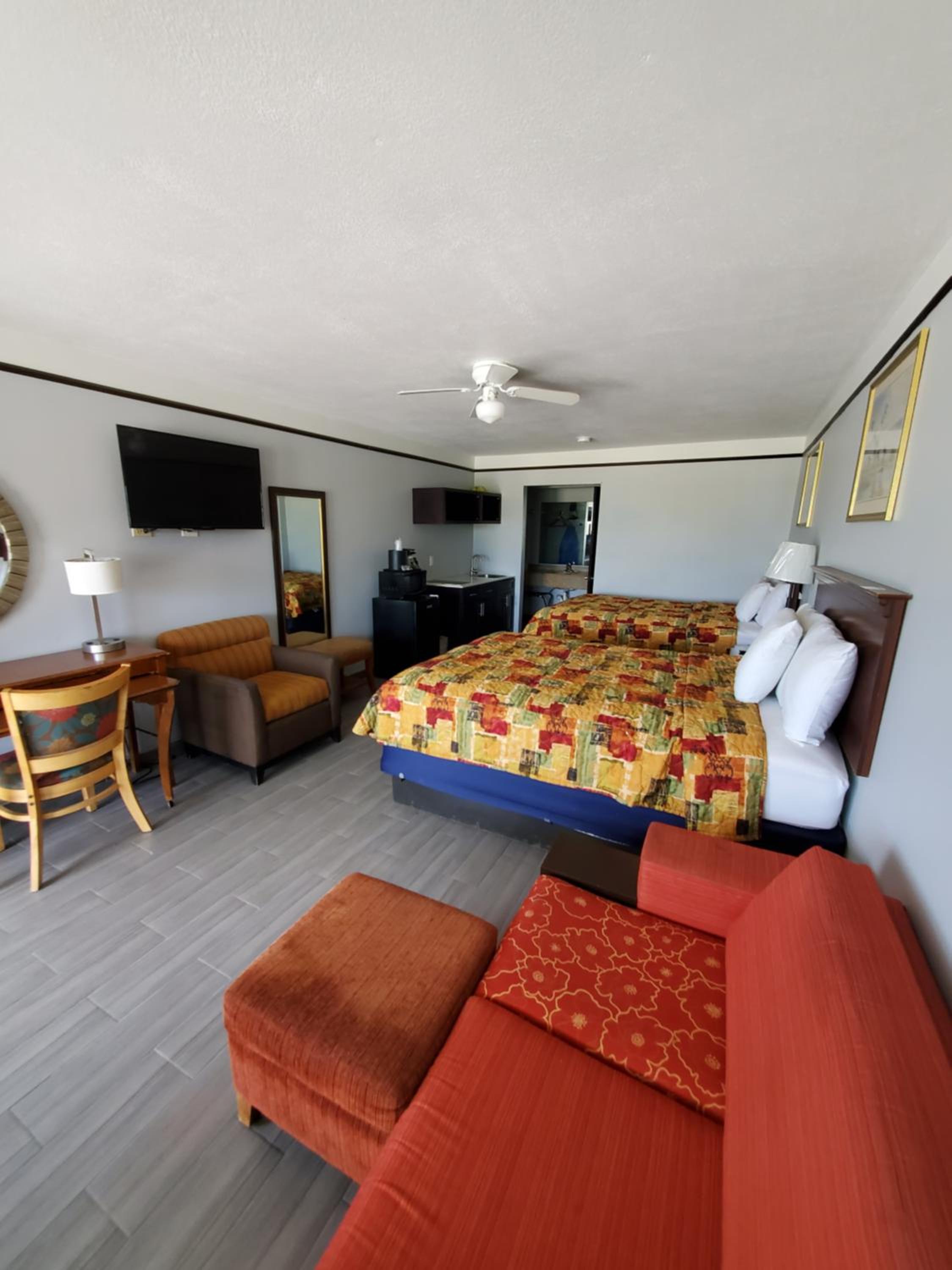 Queen Room with Two Queen Beds - Photo 10