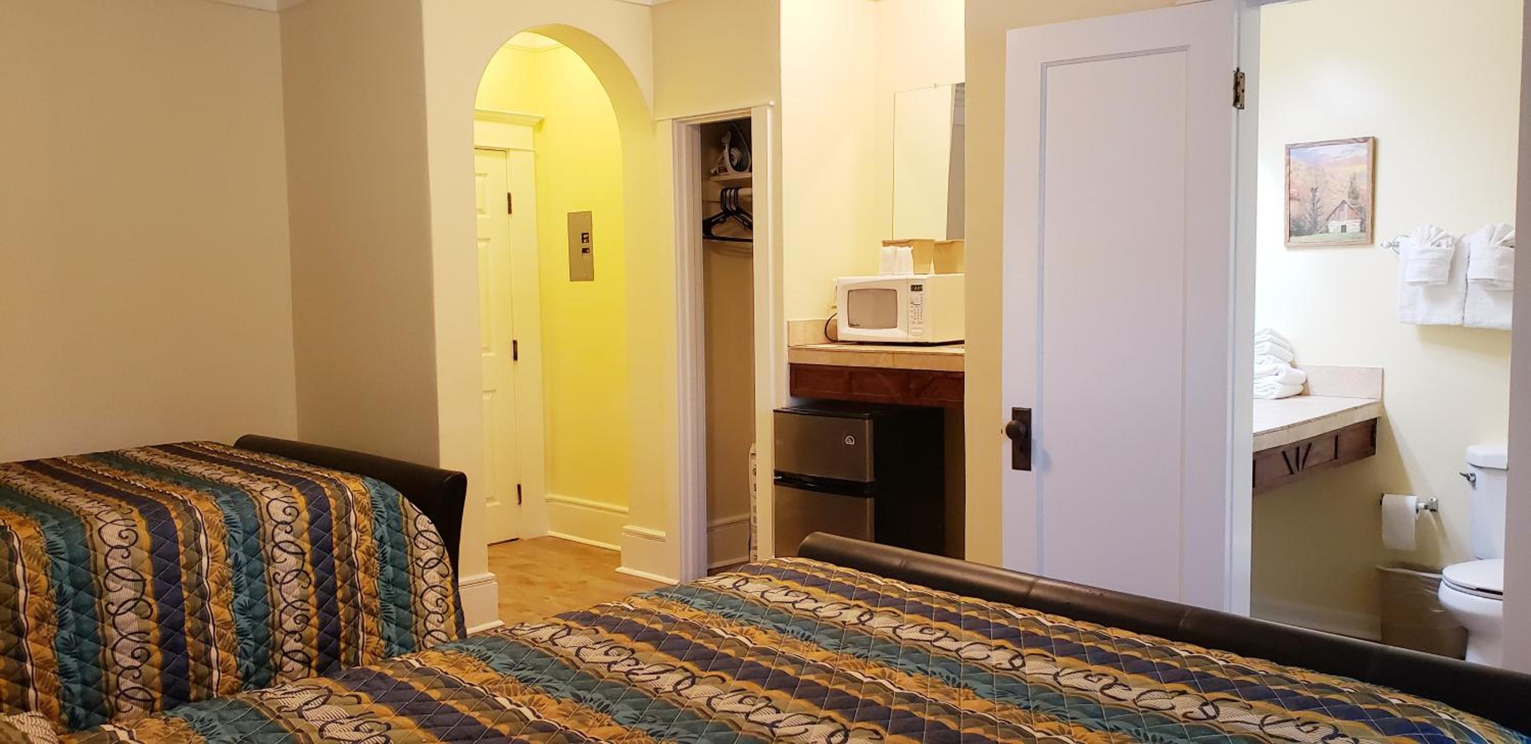 Queen Room with Two Queen Beds - Photo 5