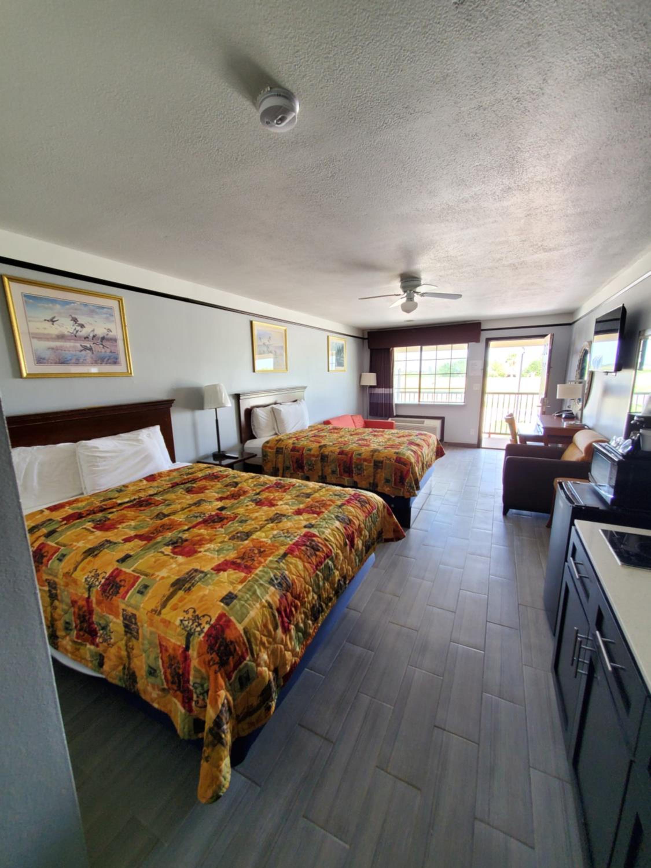 Queen Room with Two Queen Beds - Photo 11