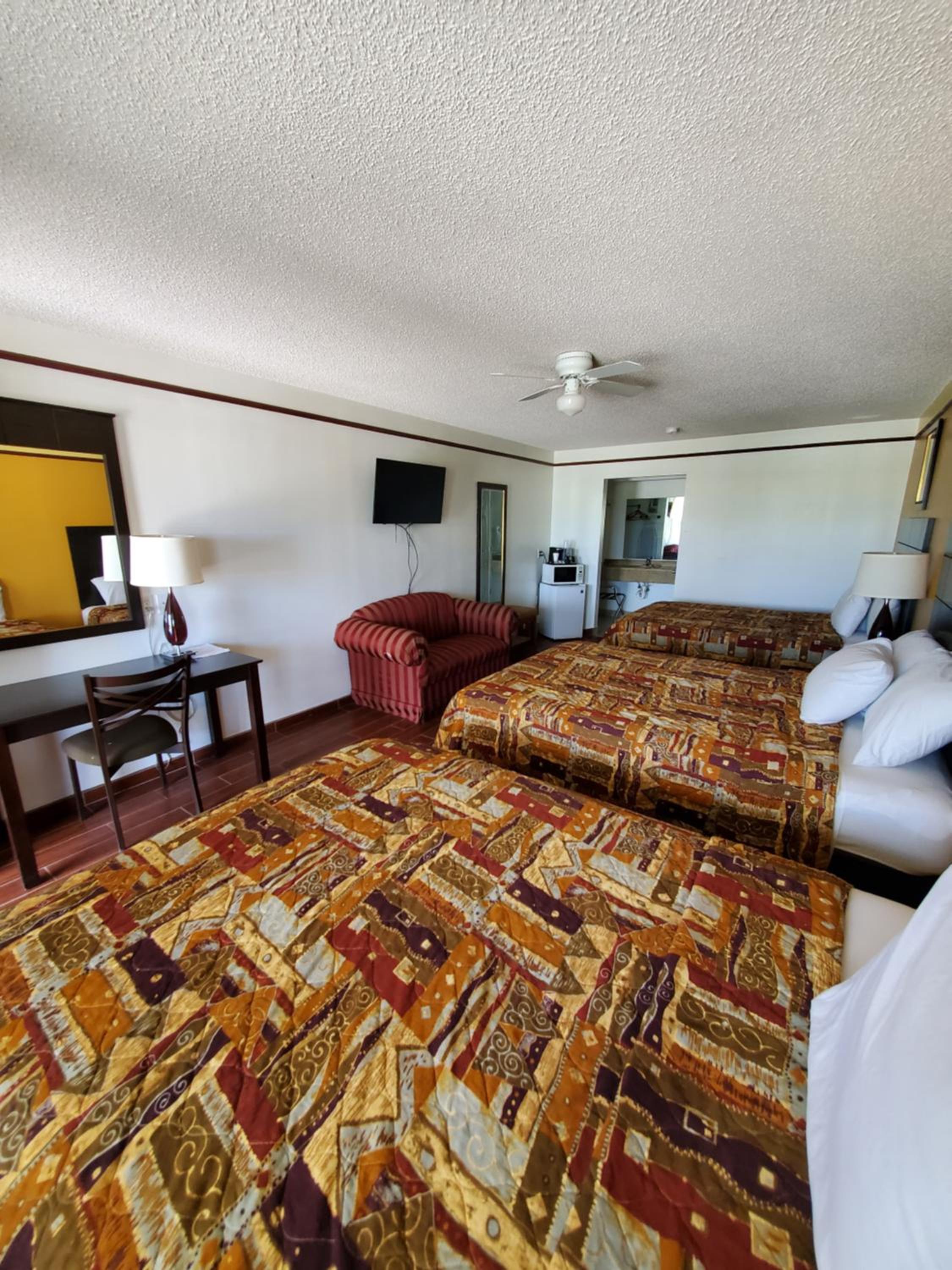 Queen Room with Three Queen Beds - Photo 8