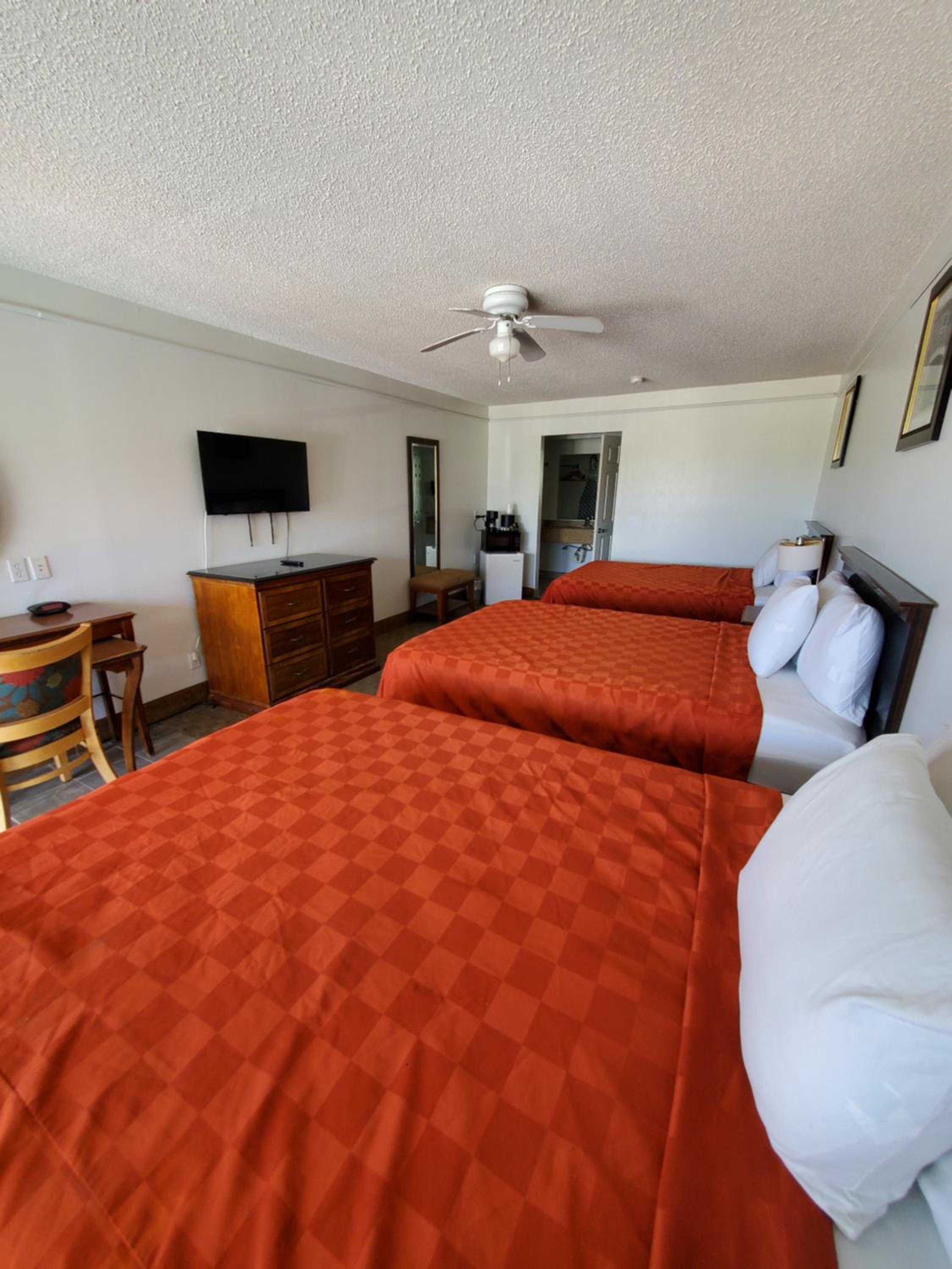 Queen Room with Three Queen Beds - Photo 2