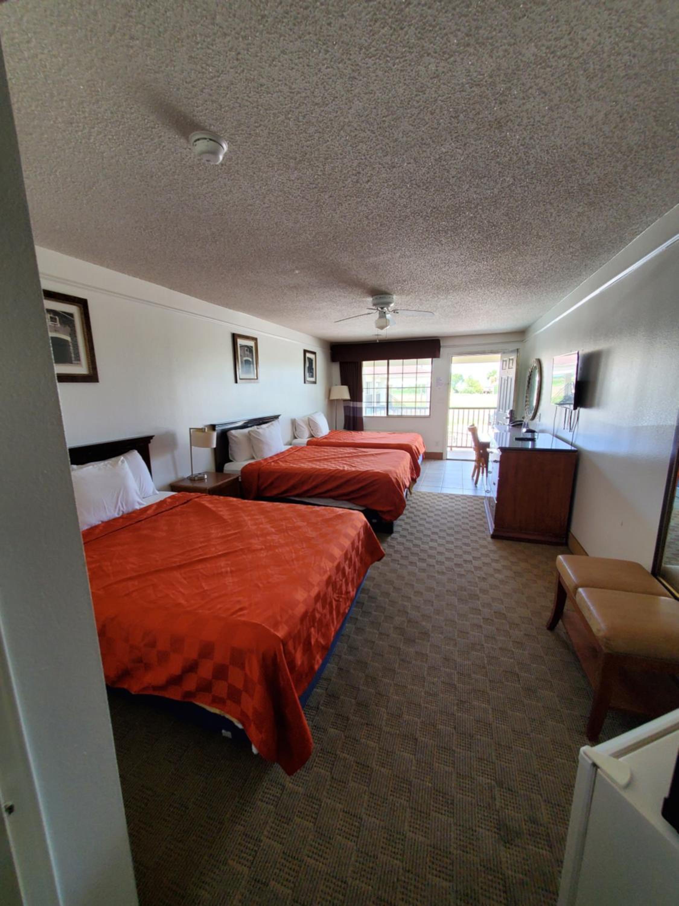 Queen Room with Three Queen Beds - Photo 7