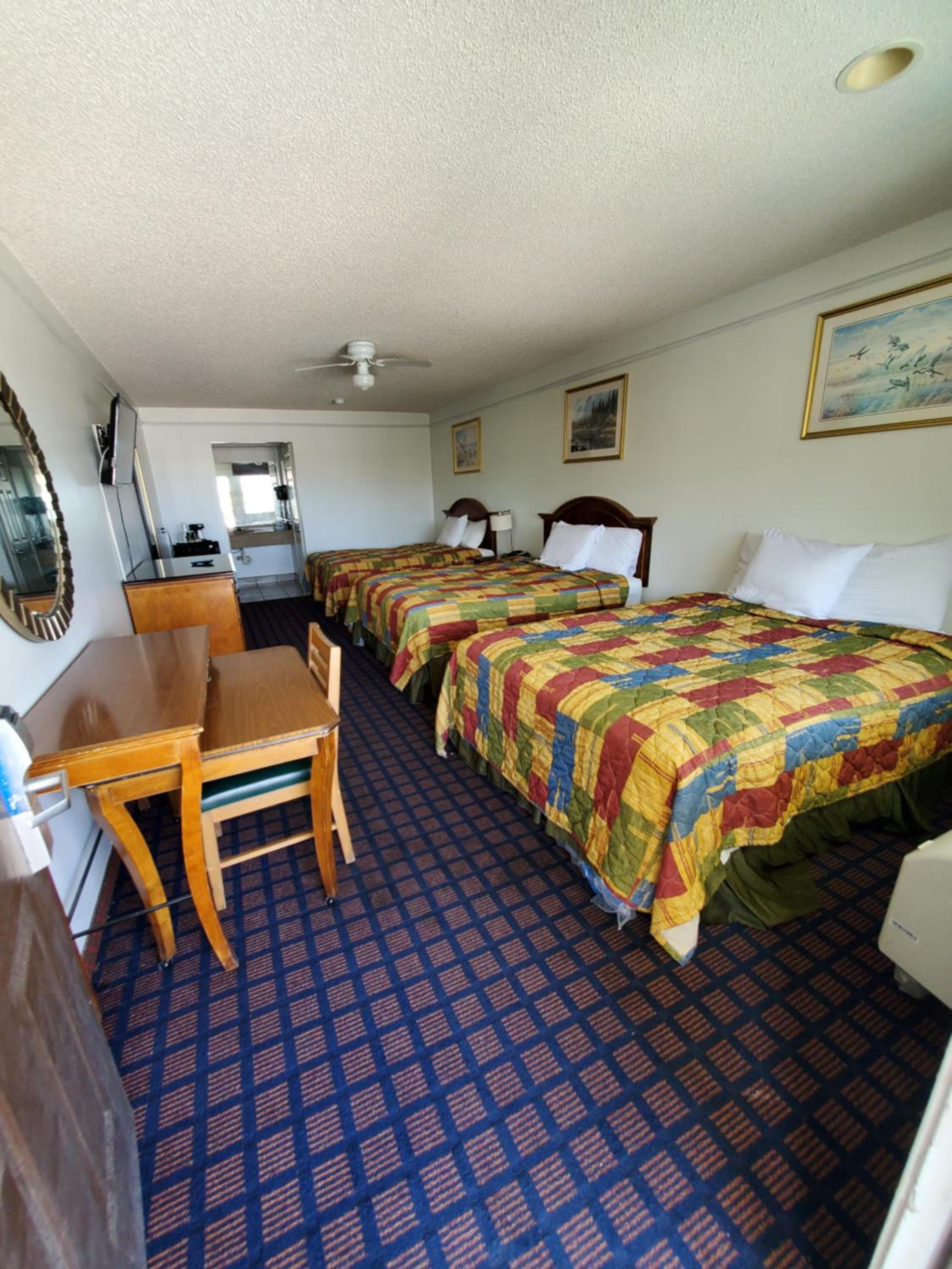 Queen Room with Three Queen Beds - Photo 5