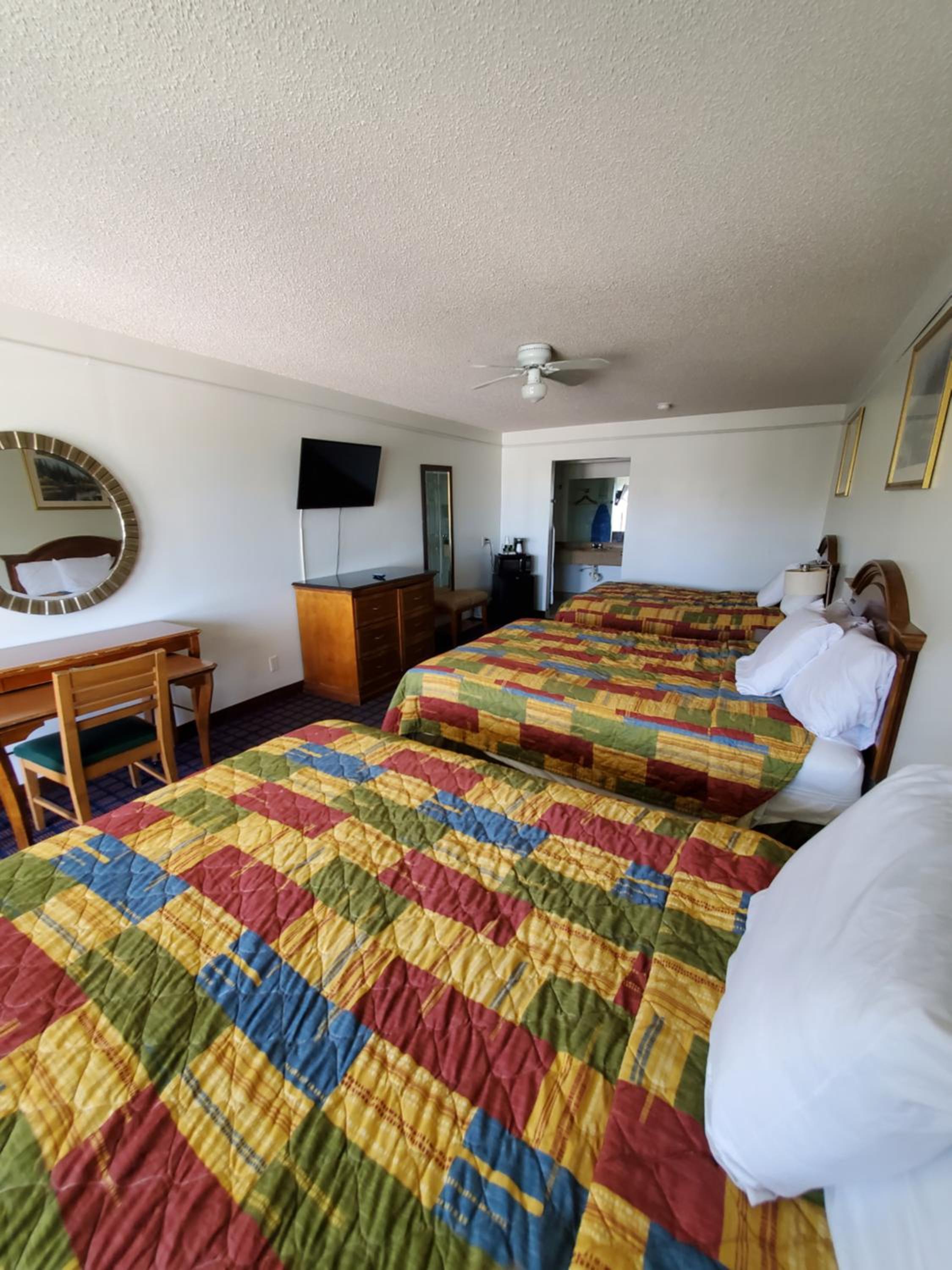 Queen Room with Three Queen Beds - Photo 4