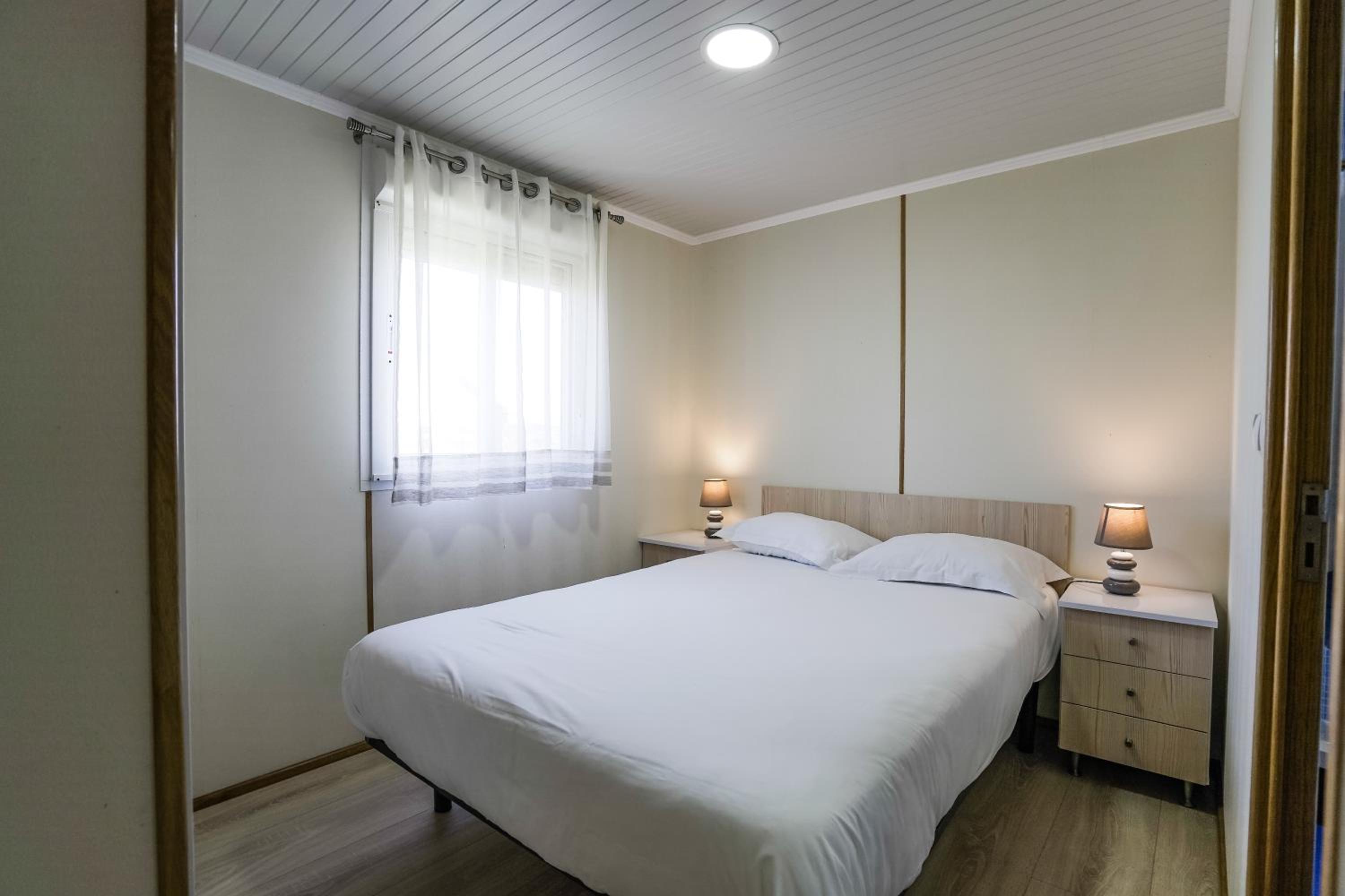 Three-Bedroom Bungalow - Photo 2